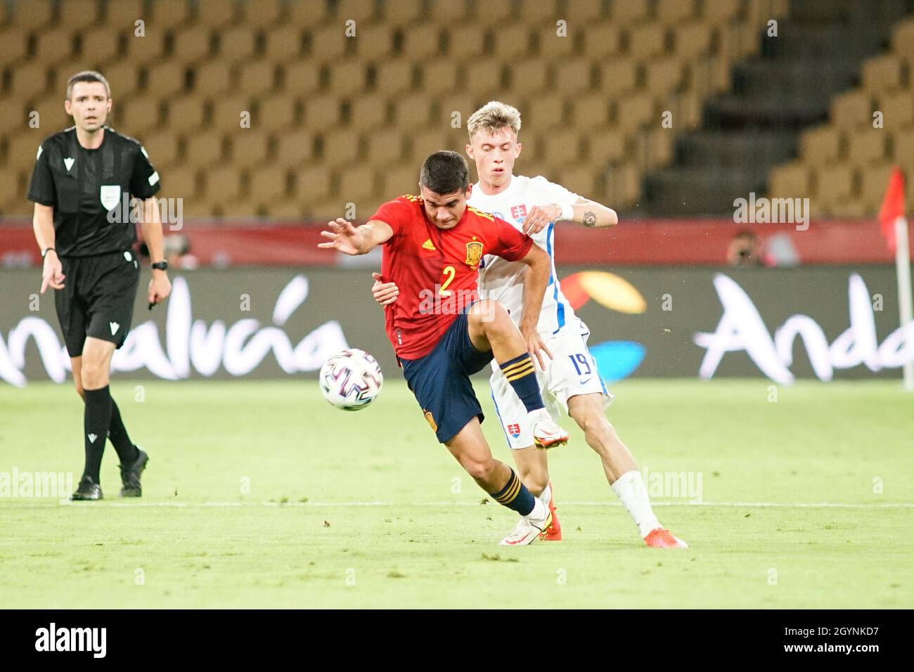 Sevilla, Spanien. Okt. 2021. Victor Gomez (L) und Adam Goljan (R) werden während der UEFA Euro U21/2023 Qualifying-Runde zwischen Spanien und der Slowakei im La Cartuja-Stadion in Sevilla in Aktion gesehen. (Endergebnis; Spanien 3:2 Slowakei) Credit: SOPA Images Limited/Alamy Live News Stockfoto