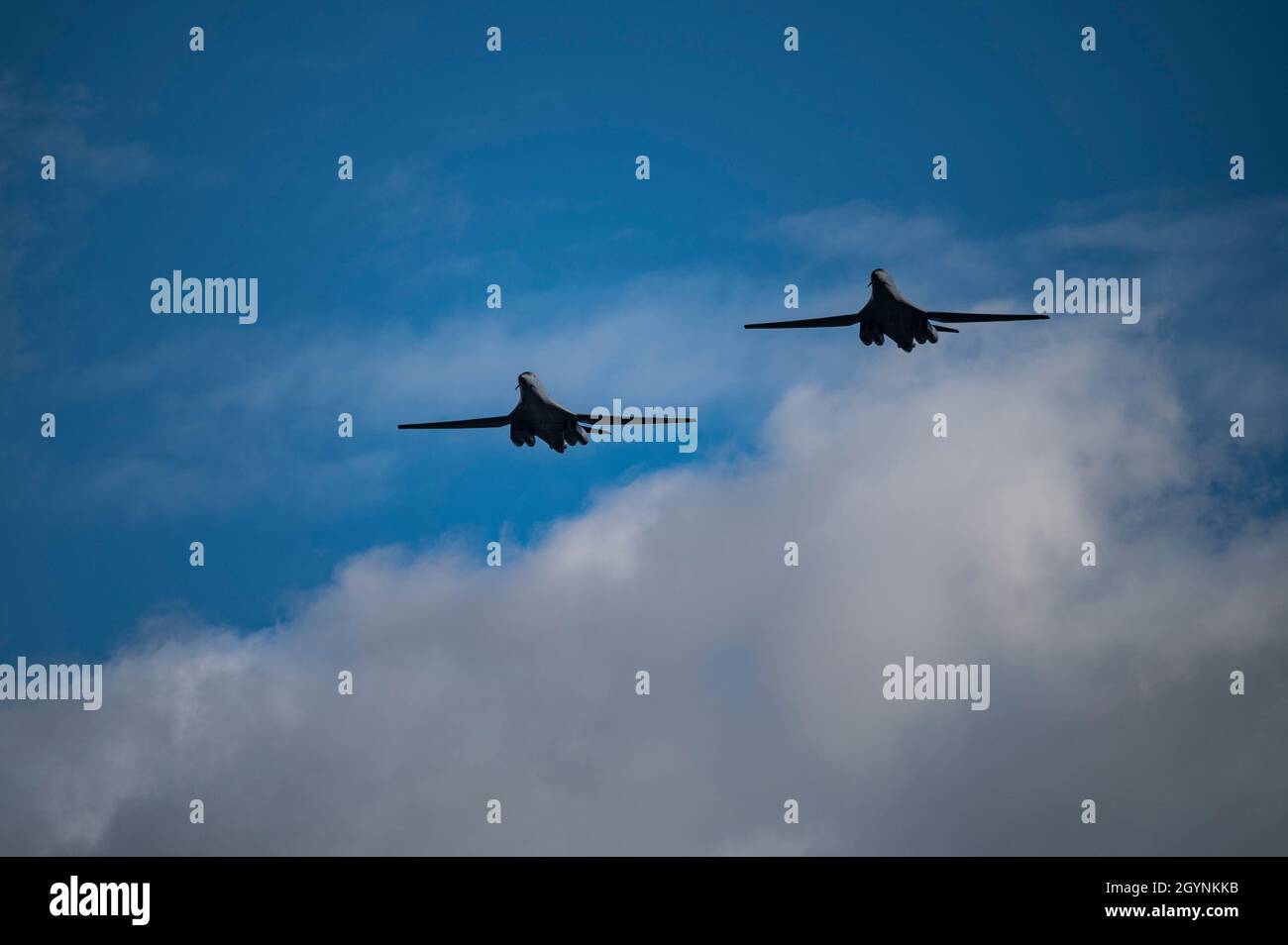 Zwei der 9. Expeditionary Bomb Squadron zugewiesene B-1B Lancer fliegen über RAF Fairford, Großbritannien, 6. Oktober 2021. B-1 und etwa 200 Luftstreitkräfte, die dem U.S. Global Strike Command und den U.S. Air Forces Europe – Air Forces Africa zugewiesen sind, werden bei RAF Fairford eingesetzt, um einen Bomber Task Force Europe-Einsatz zu unterstützen. (USA Luftwaffe Foto von Senior Airman Colin Hollowell) Stockfoto