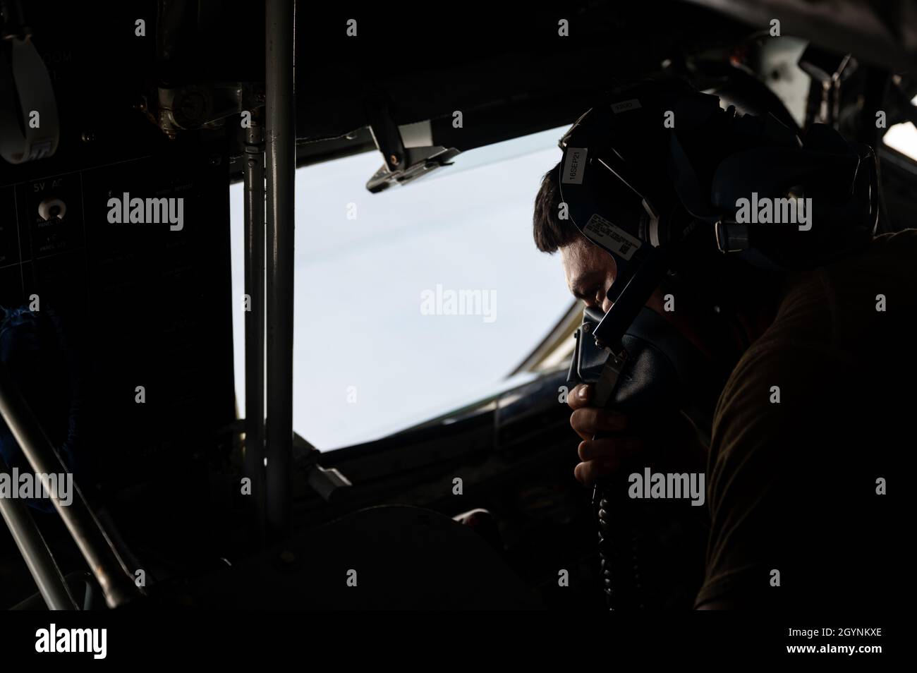 Ein Spezialist der US Air Force KC-135 Stratotanker in-Flight-Betankung, der dem 91. Expeditionary Air-Betankungsgeschwader zugewiesen wurde, überprüft eine Sauerstoffmaske zur Unterstützung der Sentinel der Operation Freedom im US Central Command Area of Responsibility, 5. August 2021. Die 91. EARS, die zusammen mit der US Air Forces Central eingesetzt wird, ist für die Lieferung von Kraftstoff an US-Streitkräfte und Partnernationen verantwortlich und ermöglicht so Luftkraft, Abschreckung und Stabilität. (USA Foto der Luftwaffe von Staff Sgt. Brandon Cribelar) Stockfoto