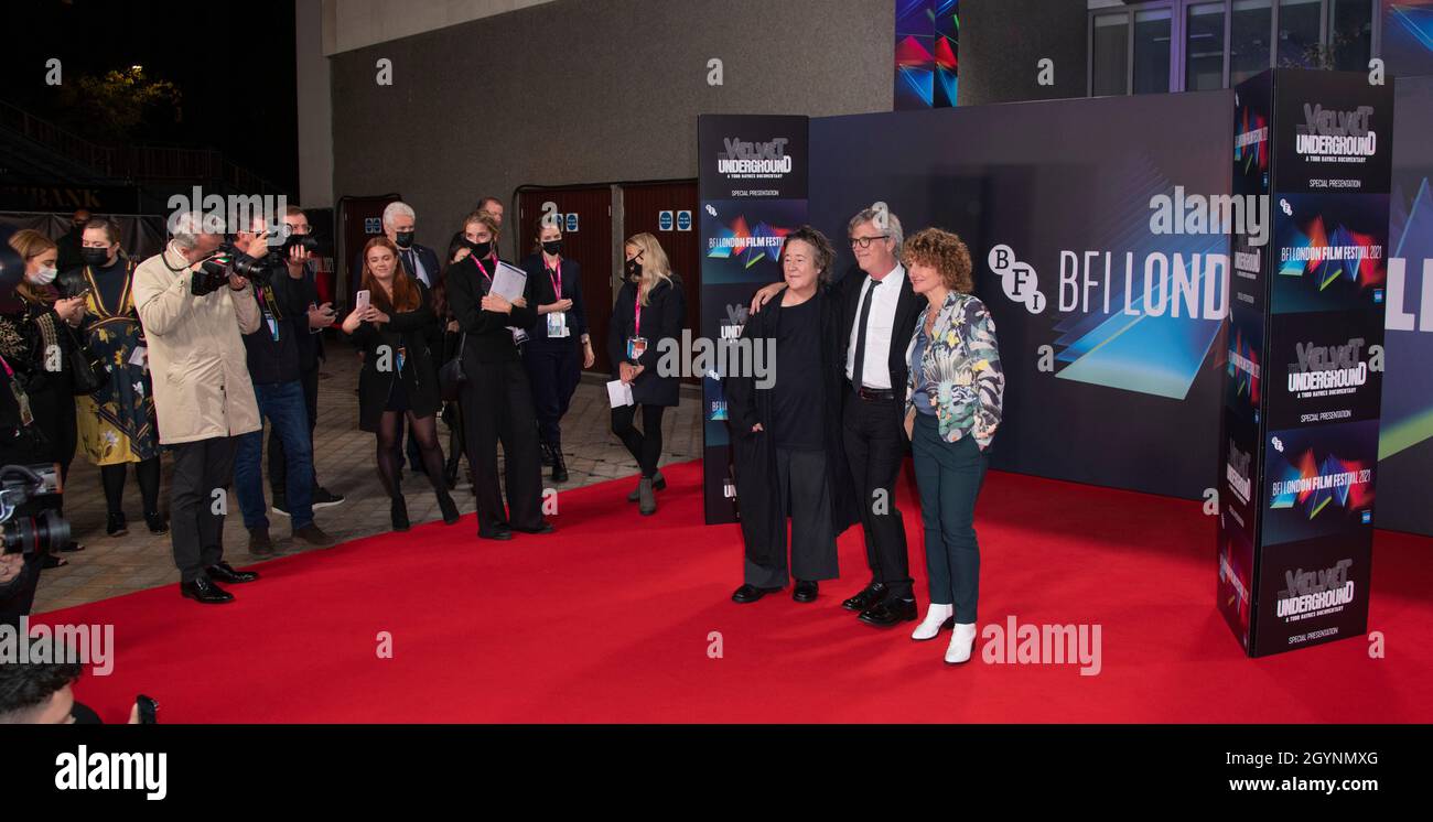 London, Großbritannien. Okt. 2021. LONDON, ENGLAND 8 Okt 21: (L bis R) Produzentin Christine Vachon, Regisseurin Todd Haynes und Festivaldirektorin BFI, Tricia Tuttle nehmen an der ‘The Velvet Underground Premiere’ Teil des BFI London Film Festival Teil, die am 8. Oktober 2021 in der Royal Festival Hall, London UK, stattfand. Foto von Gary Mitchell/Alamy Live News Credit: Gary Mitchell, GMP Media/Alamy Live News Stockfoto