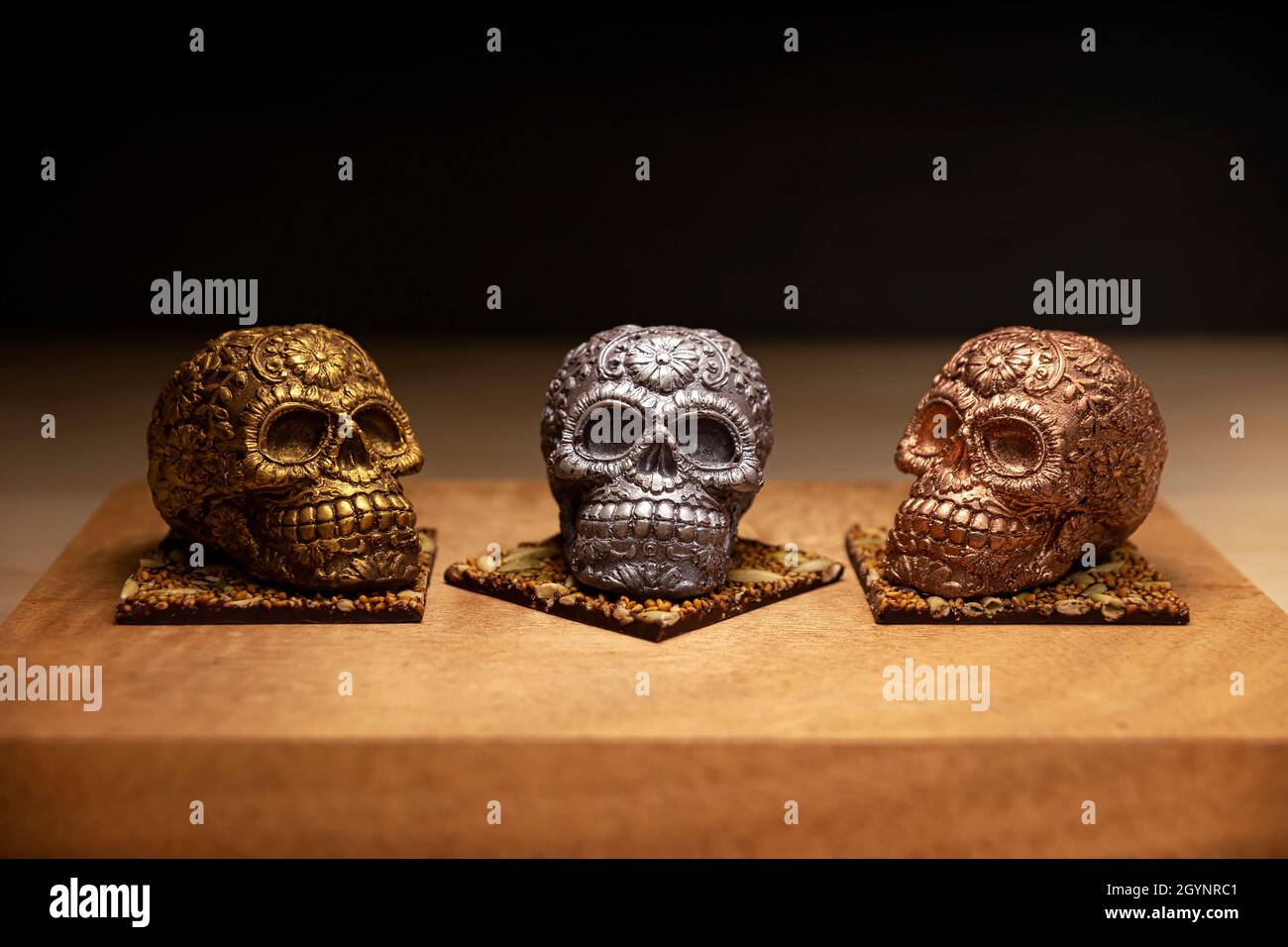 Genießbarer, ornamentierter mexikanischer Schädel aus Schokolade-Gourmet, traditionelles Geschenk für den Tag der 'Dia de muertos' des Todes in der mexikanischen Kultur mit dem Namen 'calaverita' Stockfoto