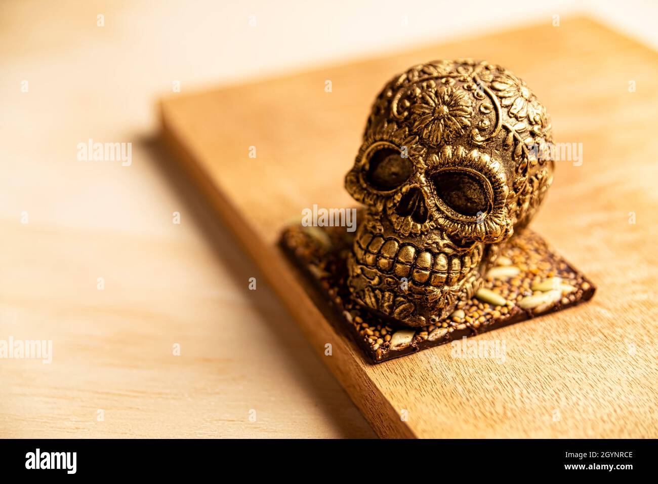goldverzierte mexikanische Totenschädel aus Schokolade Gourmet, traditionelles Geschenk für 'Dia de muertos' Tag des Todes in Mexiko-Kultur namens 'calaverita Stockfoto