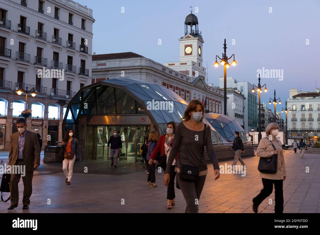 Pendler steigen am Mittwoch, den 6. Oktober 2021, am öffentlichen Platz Puerta del Sol in Madrid, Spanien, aus der U-Bahn aus. Diese Woche berichtete das Gesundheitsministerium t Stockfoto