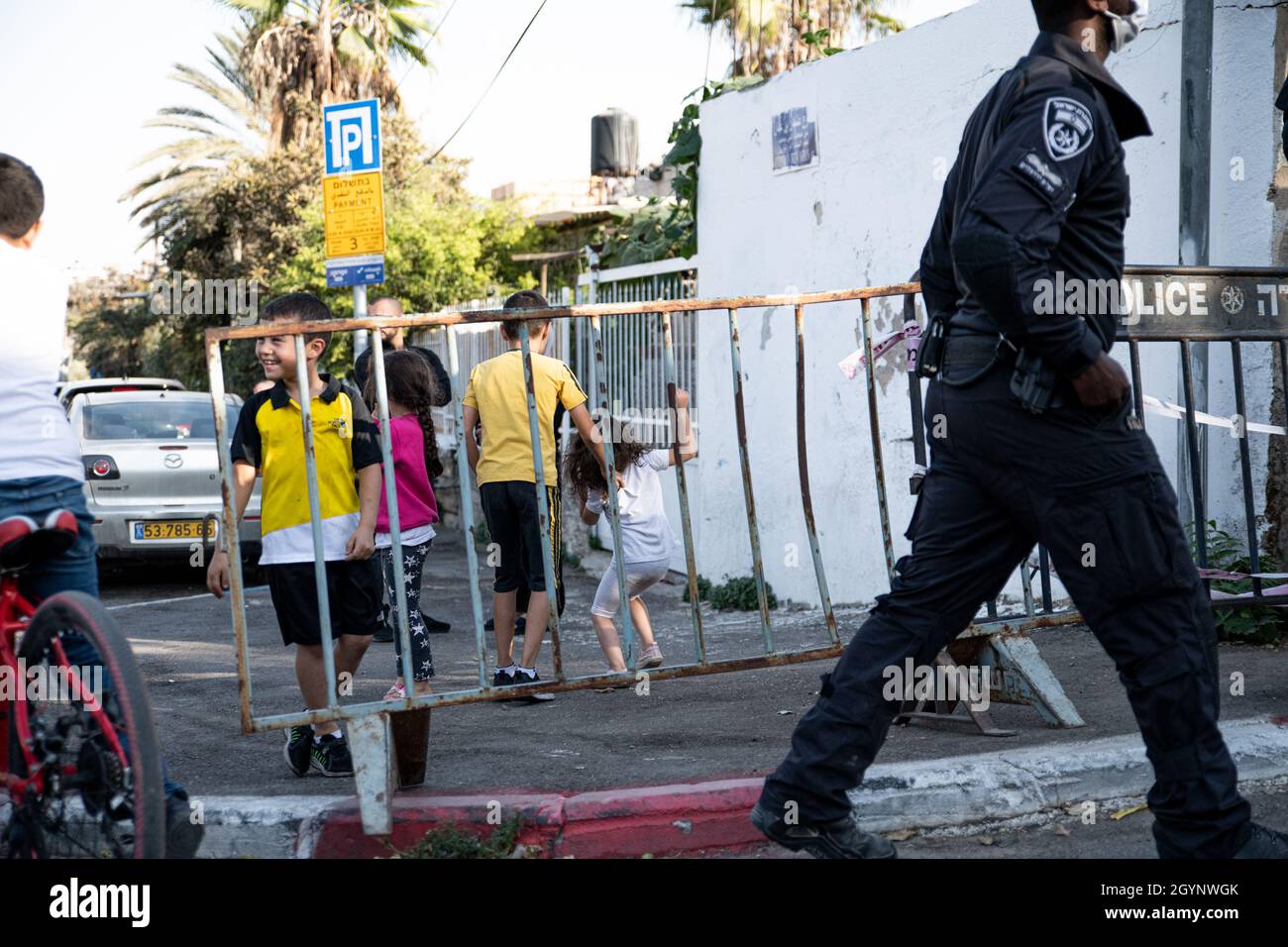 Jerusalem, Israel. September 2021. Der wöchentliche Protest vor dem Eingang zum Scheich Jarrah von jüdischen Aktivisten und den Bewohnern der Nachbarschaft. Abgesehen von der gewalttätigen Reaktion der israelischen Polizei und Grenzpatrouillen-Soldaten auf palästinensische Flaggen, die zu zwei Verletzungen von Demonstranten geführt hat, war diese Woche ein bekannter ehemaliger Premierminister Netanjahu-Unterstützer angekommen und verursachte Aufregung in der Menge. Jerusalem, Israel. 8. Oktober 2021 (Matan Golan/Alamy Live News) Quelle: Matan Golan/Alamy Live News Stockfoto