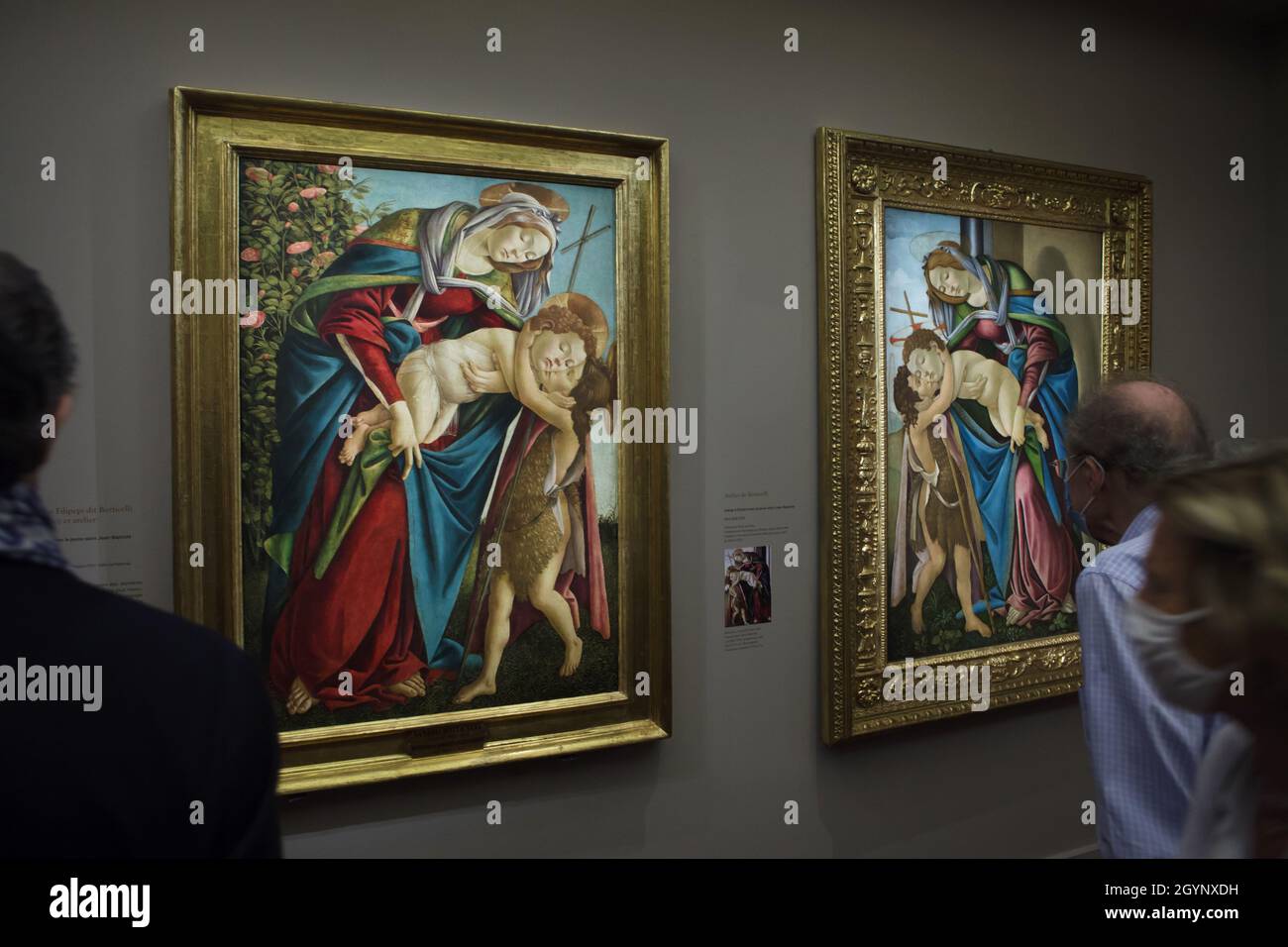Besucher mit Gesichtsmasken sehen zwei sehr identische Gemälde des italienischen Renaissance-Malers Sandro Botticelli, die in seiner Retrospektive im Musée Jacquemart-André in Paris gezeigt wurden. Das linke Gemälde „Madonna mit Kind und der junge Heilige Johannes der Täufer“, das Sandro Botticelli 1505 selbst schuf, wurde von der Palatin-Galerie (Galleria Palatina) in Florenz, Italien, ausgeliehen. Während das rechte Gemälde des gleichen Titels, das von der Werkstatt von Botticelli zwischen 1505 und 1510 geschaffen wurde, aus einer Privatsammlung entliehen ist. Die Ausstellung zu Sandro Botticelli läuft bis 24 Stockfoto