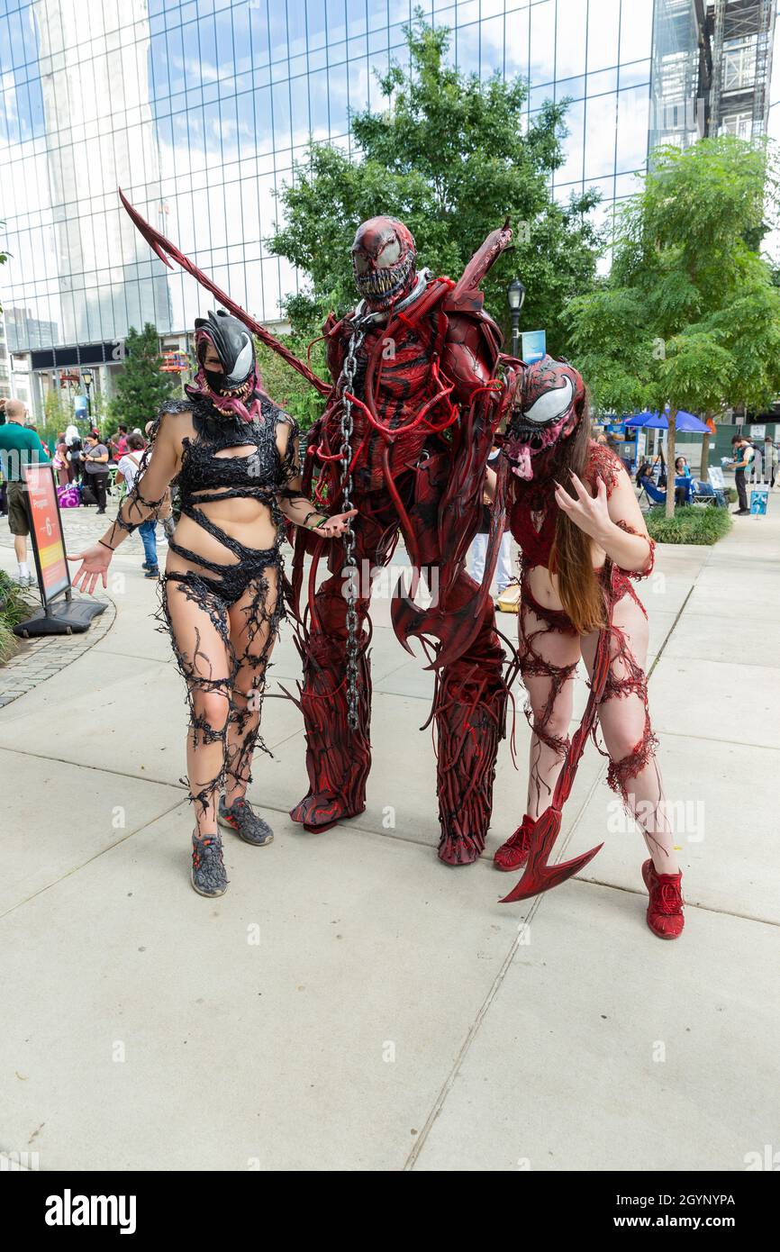 New York, NY - 8. Oktober 2021: Fans in selbstgefertigten Kostümen posieren im Bella Abzug Park, bevor sie am zweiten Tag der New York Comic Con 2021 im Jacob Javits Convention Center einreisen. Stockfoto