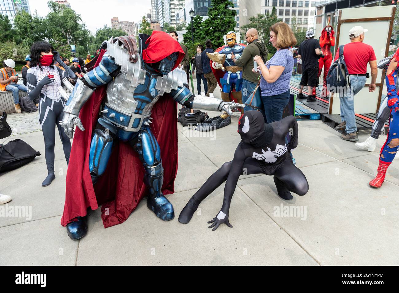 New York, NY - 8. Oktober 2021: Fans posieren im Bella Abzug Park, bevor sie am zweiten Tag der New York Comic Con 2021 im Jacob Javits Convention Center einreisen. Stockfoto