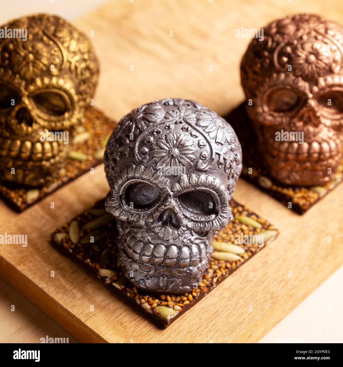 Genießbarer, ornamentierter mexikanischer Schädel aus Schokolade-Gourmet, traditionelles Geschenk für den Tag der 'Dia de muertos' des Todes in der mexikanischen Kultur mit dem Namen 'calaverita' Stockfoto