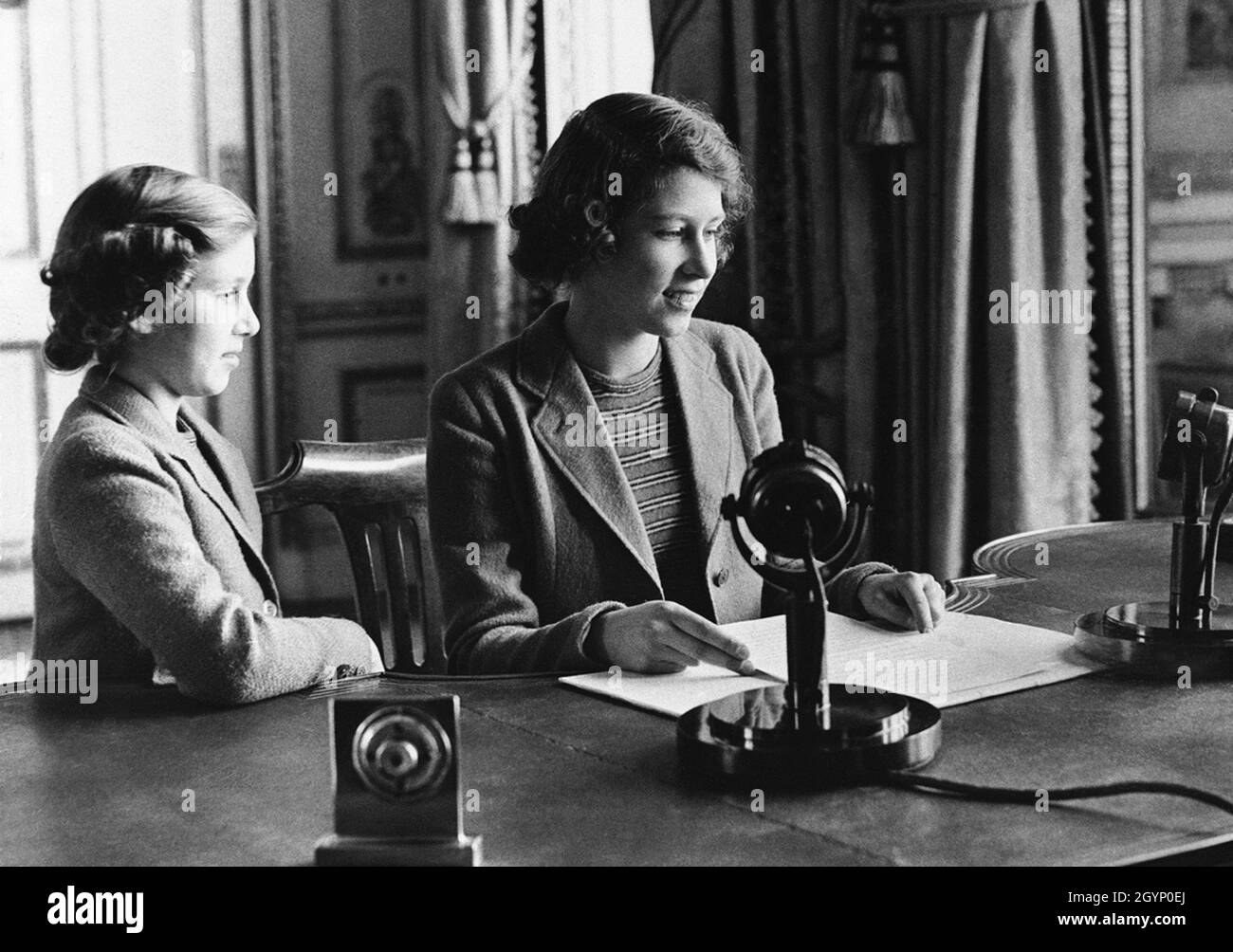 Eine 14-jährige Prinzessin Elizabeth (die zukünftige Königin Elizabeth II.), die am 22 1940. Oktober ihre erste Radiosendung machte. Stockfoto