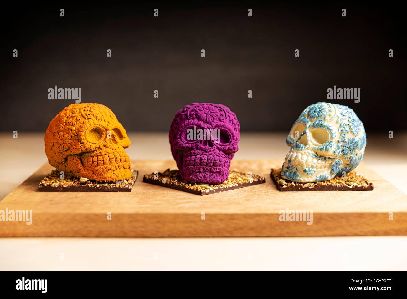 Set aus essbaren, ornamentierten mexikanischen Schädeln aus Schokolade, traditionelles Geschenk für den Tag der 'Dia de muertos' des Todes in der mexikanischen Kultur namens 'calaverita' Stockfoto