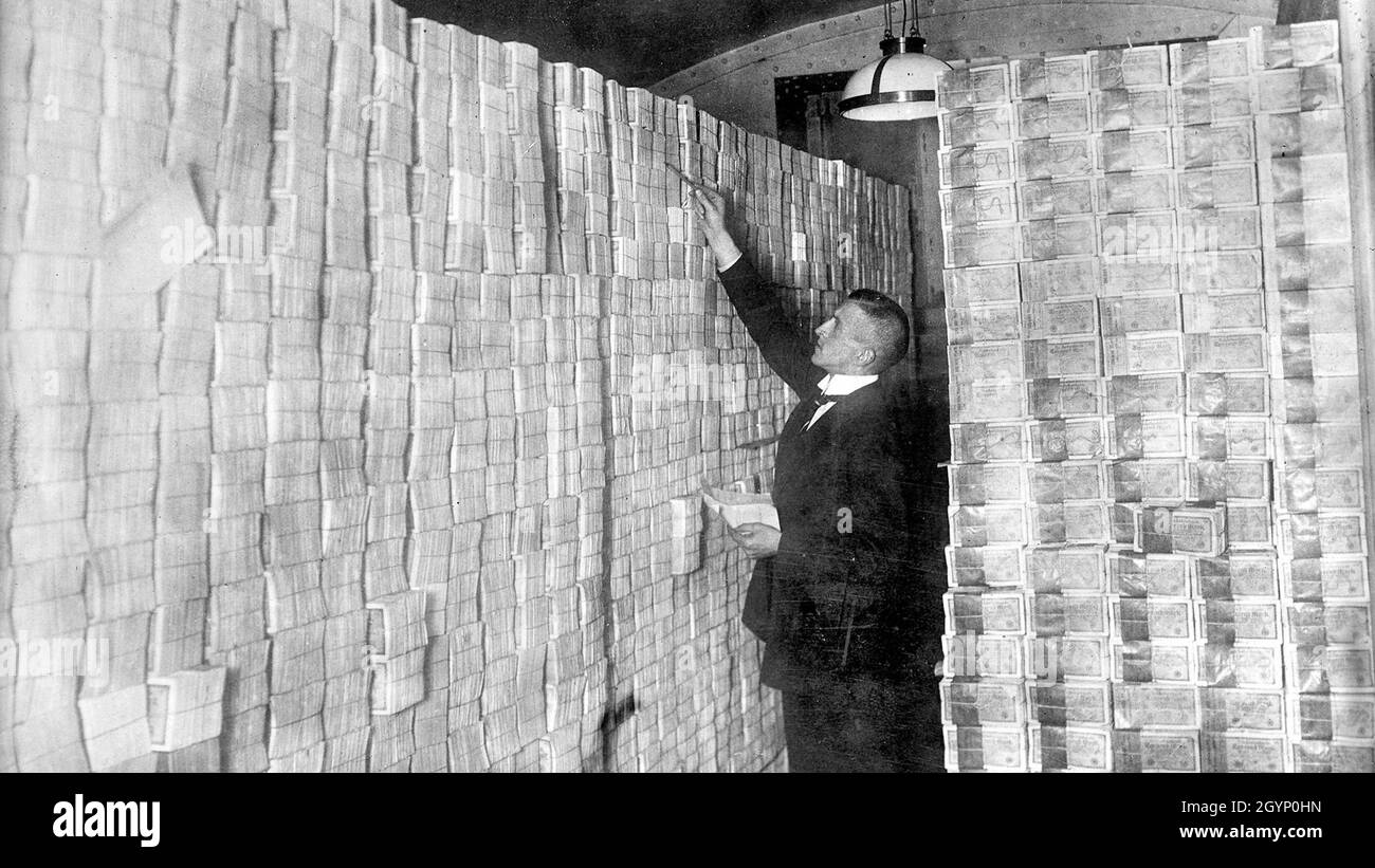 Keller einer Bank voller Banknoten, zur Zeit der Mark-Abwertung, während der Wirtschaftskrise, Weimarer Republik Stockfoto