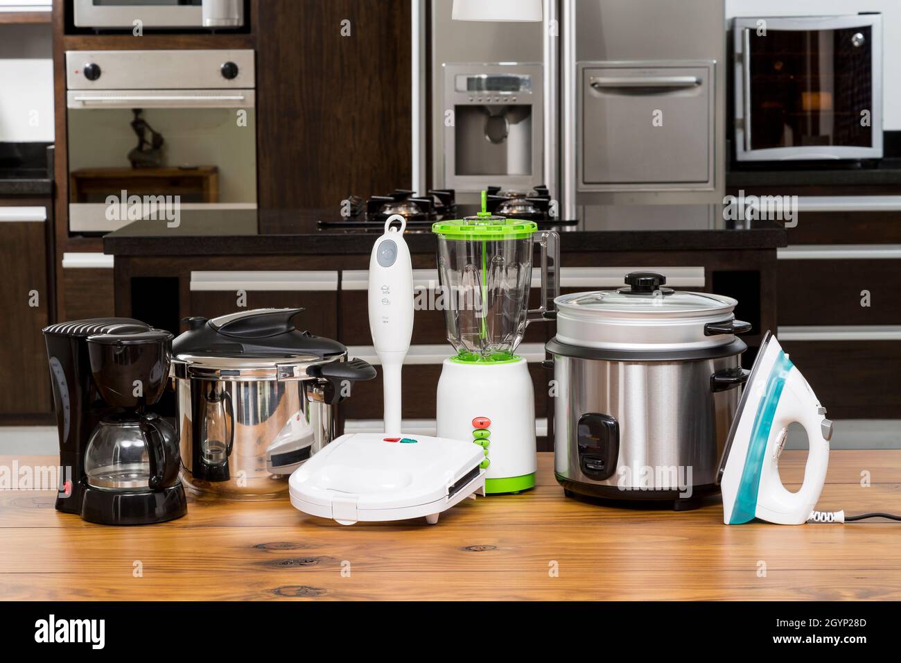 Haushaltsgeräte - verschiedene Geräte auf Theke in der Küche Stockfoto