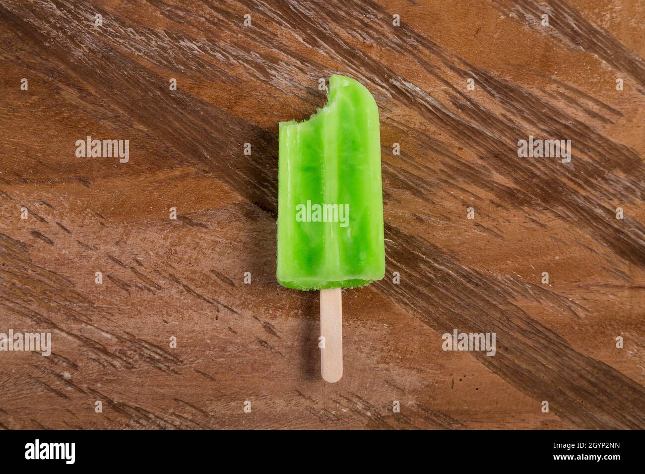 Schmackhaftes Und Erfrischendes Zitronengeschmack-Popsicle; Auf Holzhintergrund Stockfoto