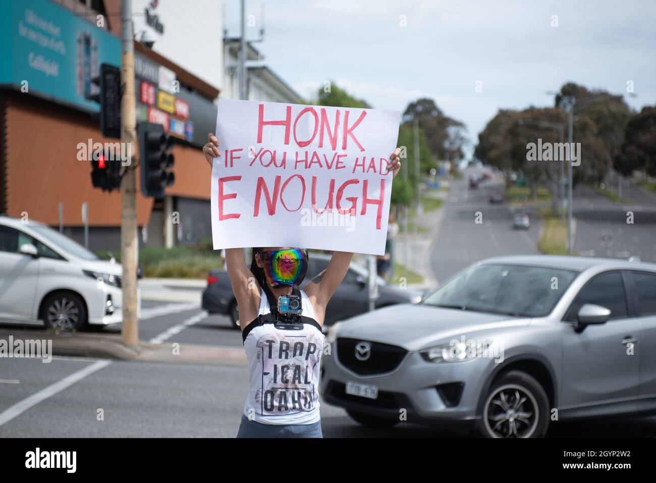 Melbourne, Australien, 9. Oktober 2021. 'Hupen, wenn du genug hast'. Ein Anti-Lockdown-Protestler hält ein Schild im Rahmen einer Kundgebung am Straßenrand auf der Springvale Road. Quelle: Jay Kogler/Alamy Live News Stockfoto
