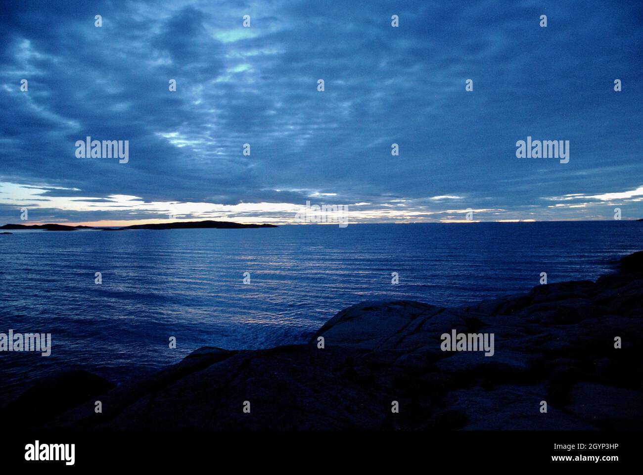Mitternacht im Juni auf der Insel im Fjällbacka-Archipel an der Westküste Schwedens. Stockfoto