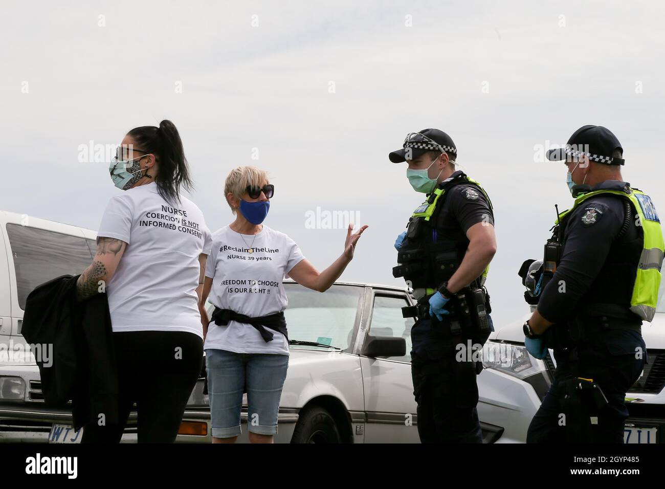 Melbourne, Australien, 9. Oktober 2021. Die Polizei befraglich die Menschen während des Aufstiegs! Melbourne Rally for Health Rights and Freedom“ in Campbellfield. Melbourne setzt seine „kurze und scharfe“ Sperre fort, was in krassem Gegensatz zu dem Ansatz der Öffnung in New South Wales steht. Kredit: Dave Hewison/Speed Media/Alamy Live Nachrichten Stockfoto