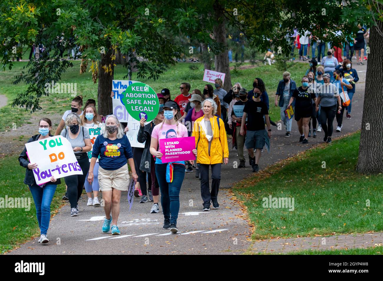 Minneapolis, Minnesota. USA. Marsch für reproduktive Freiheit. Verbietet unseren Körper den marsch der Frauen. Frauen sammeln sich, um Abtreibung legal zu halten. Stockfoto