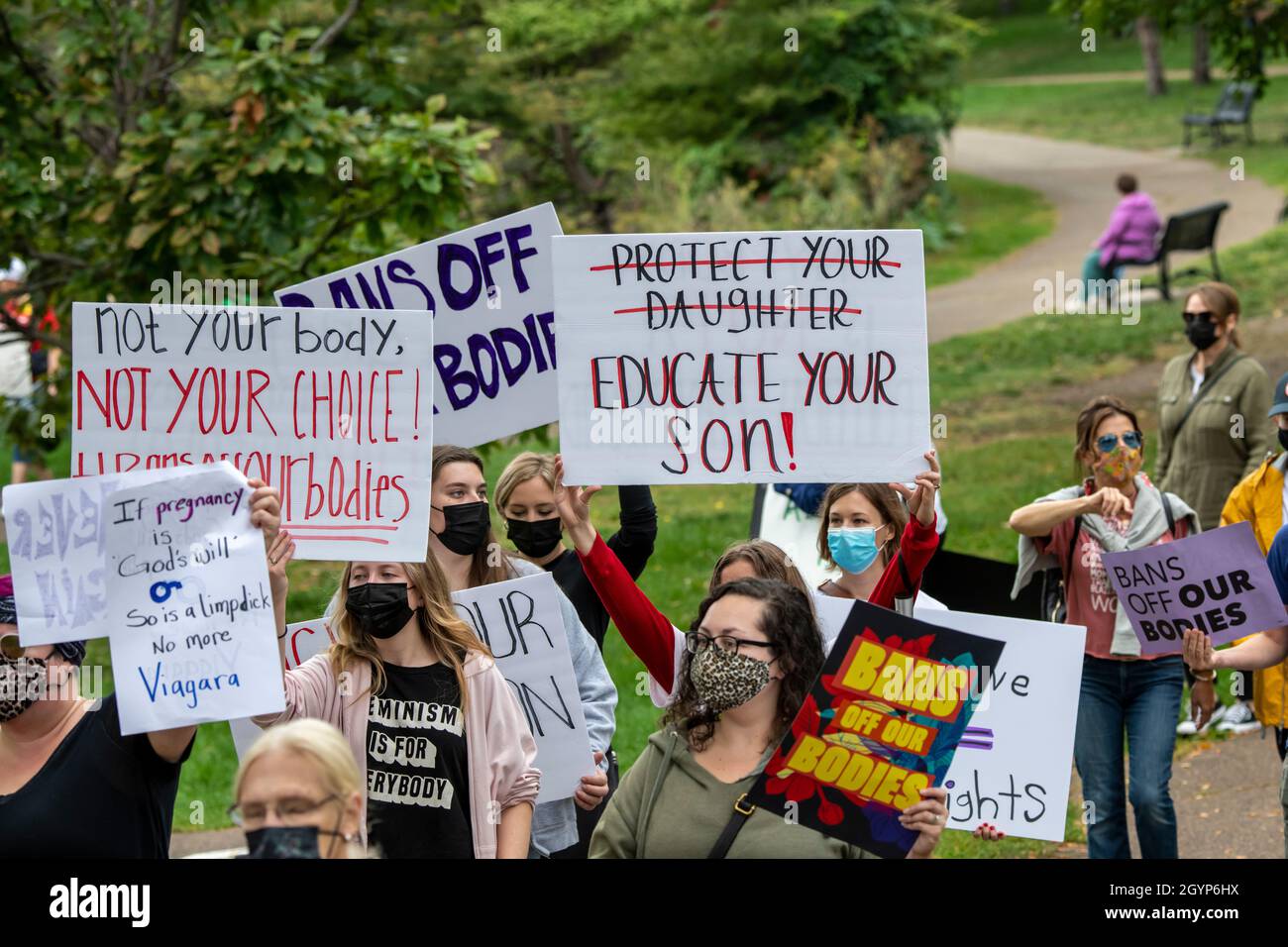 Minneapolis, Minnesota. USA. Marsch für reproduktive Freiheit. Verbietet unseren Körper den marsch der Frauen. Frauen sammeln sich, um Abtreibung legal zu halten. Stockfoto