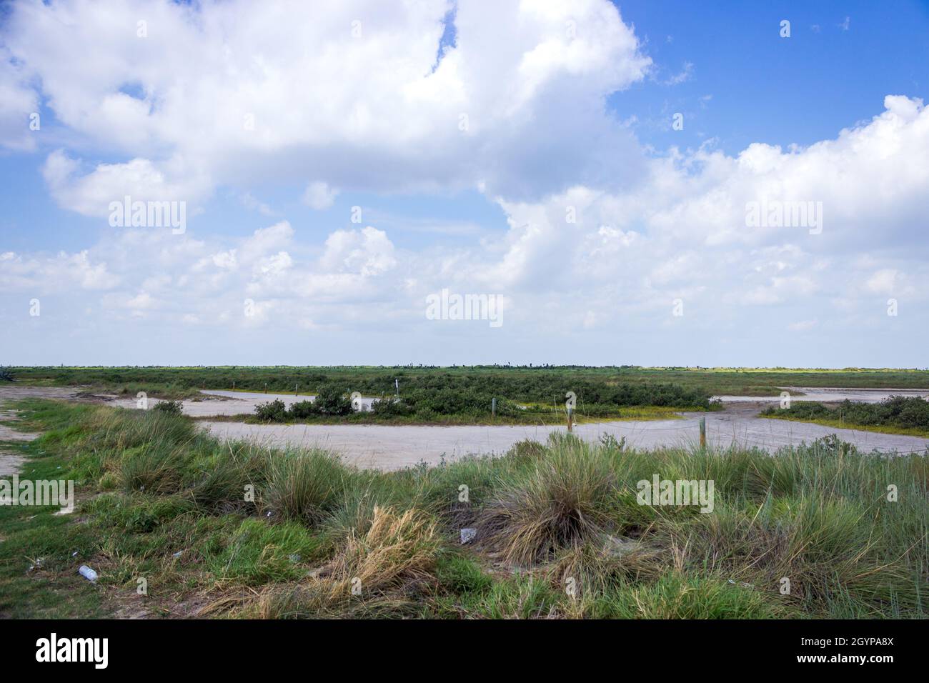 Die Feuchtgebiete an der Küste breiten sich in der Nähe von Boca Chica, Texas, neben der SpaceX-Anlage aus. Stockfoto