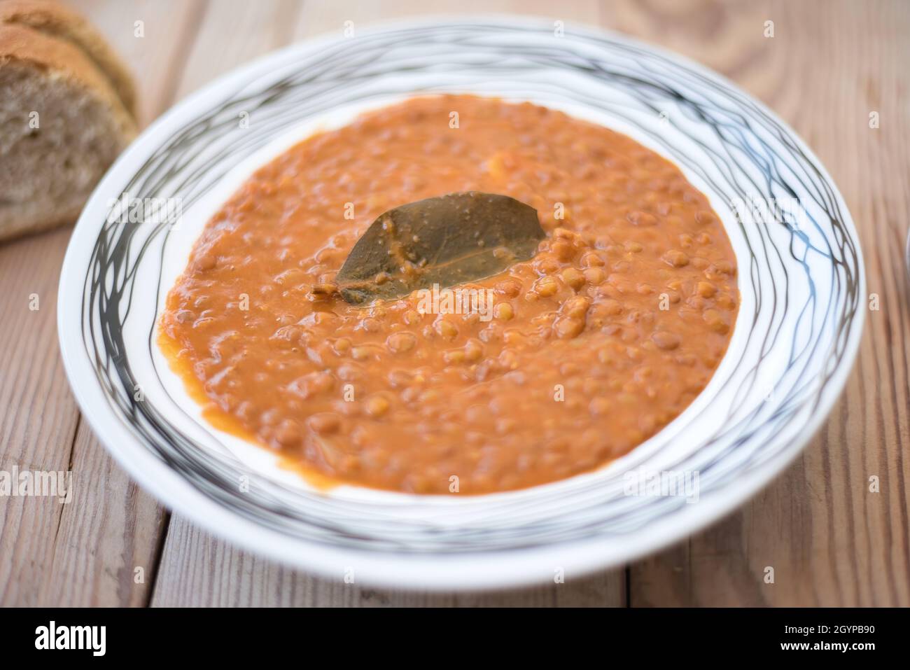 Linsen oder Linsensuppe, traditionelle griechische Küche, auf einem Teller auf einem Holztisch Stockfoto