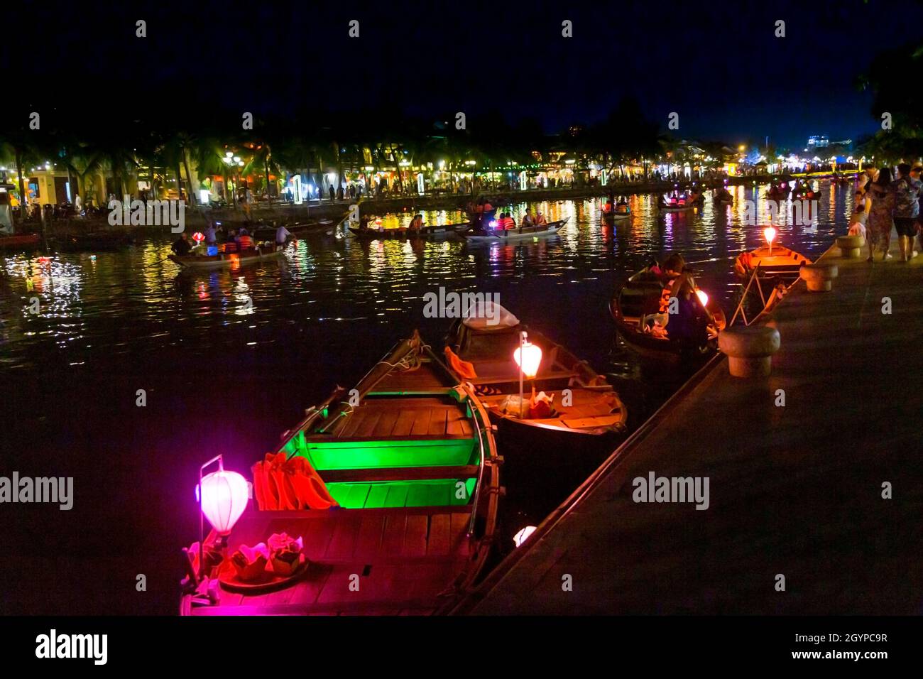 Nachtfoto von Lichtern entlang des Flusses in der Altstadt von Bon River. Stockfoto