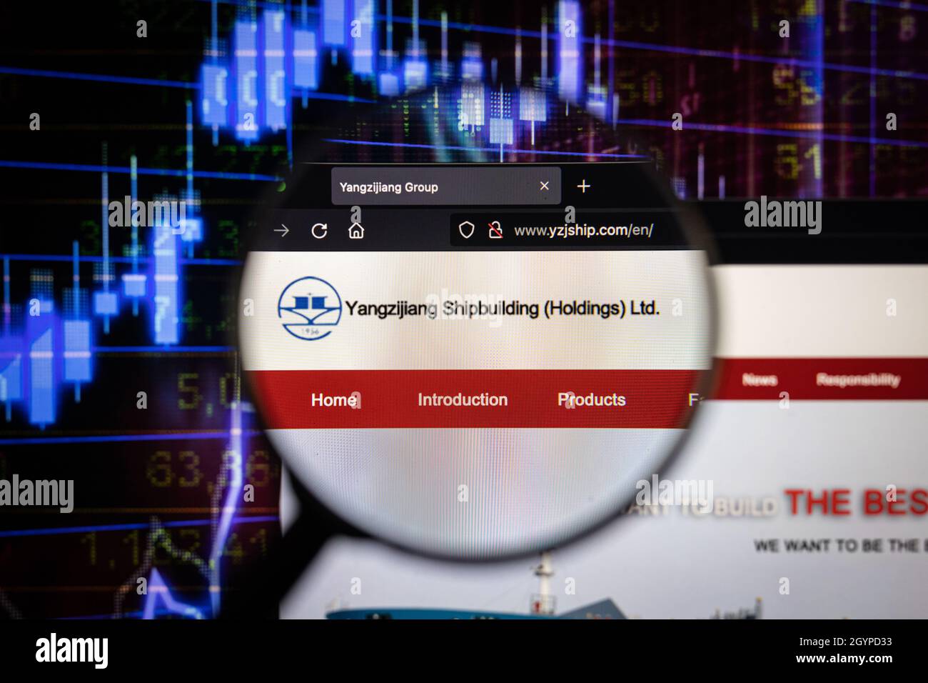 Yangzijiang Shipbuilding (Holdings) Ltd. Firmenlogo auf einer Website mit verschwommenen Börsenentwicklungen im Hintergrund, auf einem Computerbildschirm gesehen Stockfoto