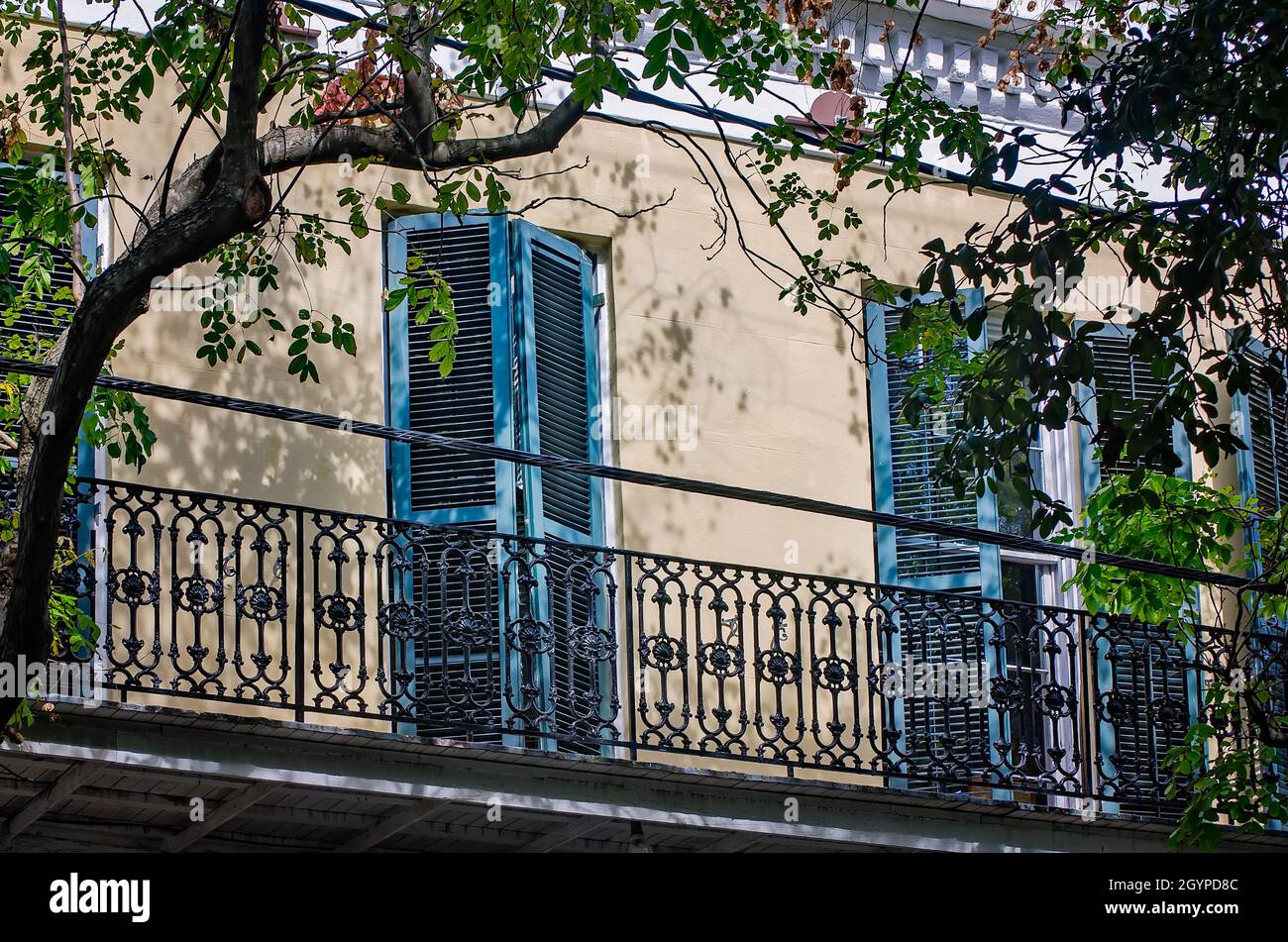 Der Balkon des Claiborne Mansion Inn ist am 15. November 2021 in New Orleans, Louisiana, abgebildet. Das historische Stadthaus wurde 1859 erbaut. Stockfoto
