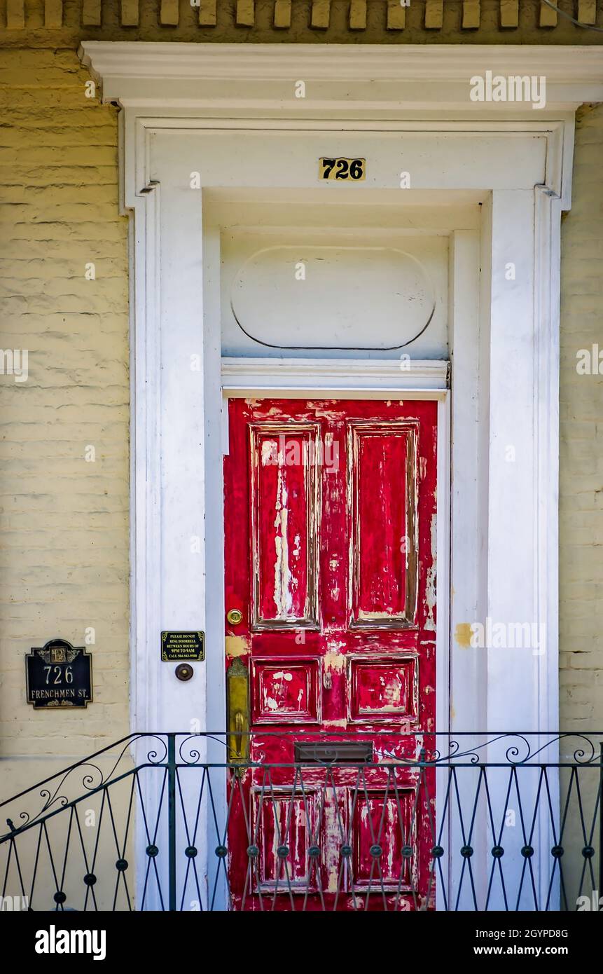Ein historisches kreolisches Cottage in der Frenchmen Street verfügt über eine rote Tür, 15. November 2021, in New Orleans, Louisiana. Das Haus wurde 1869 erbaut. Stockfoto
