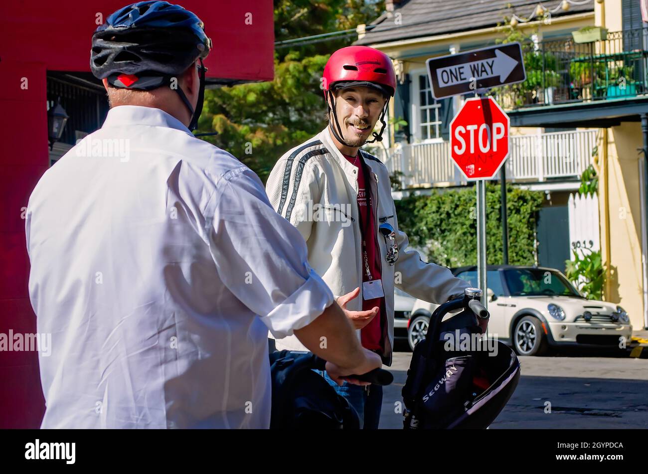 Ein Reiseleiter gibt am 15. November 2015 eine Segway-Tour auf der Frenchmen Street in New Orleans, Louisiana. Stockfoto