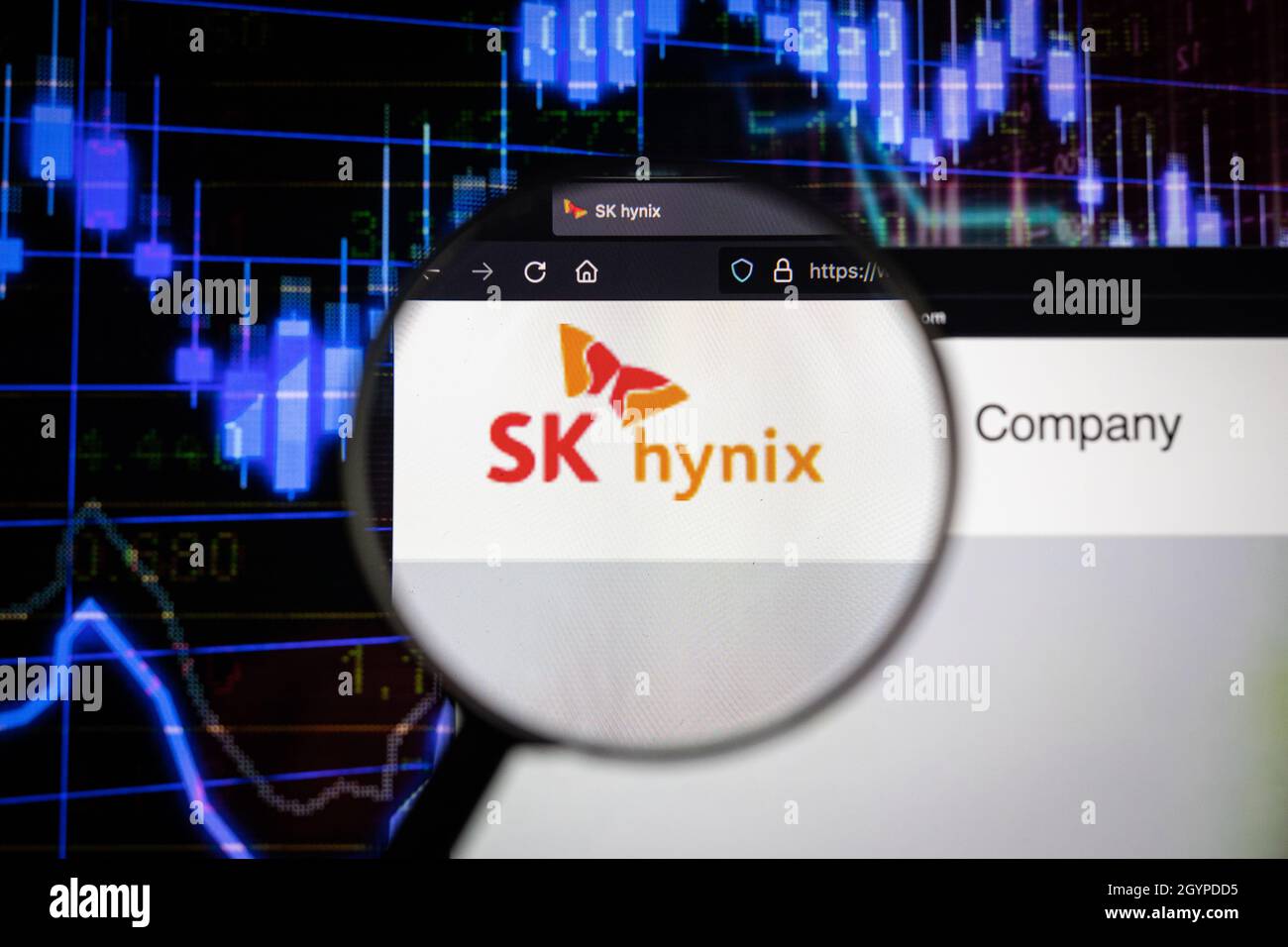 SK Hynix Firmenlogo auf einer Website mit verschwommenen Börsenentwicklungen im Hintergrund, die auf einem Computerbildschirm durch eine Lupe gesehen werden Stockfoto