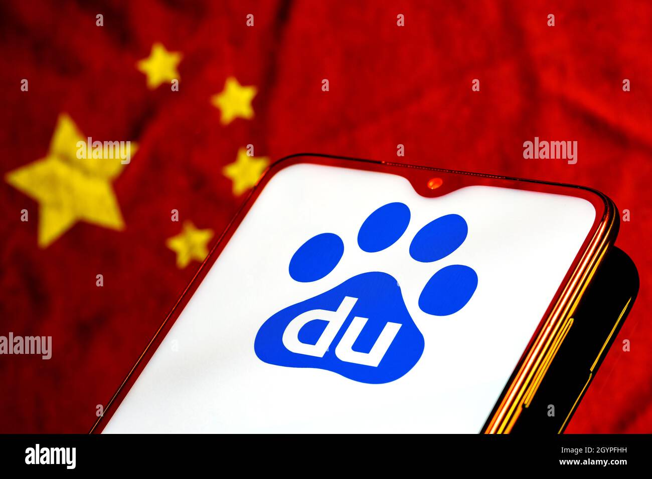 Smartphone mit dem Baidu-Logo auf dem Hintergrund der chinesischen Flagge. Stockfoto