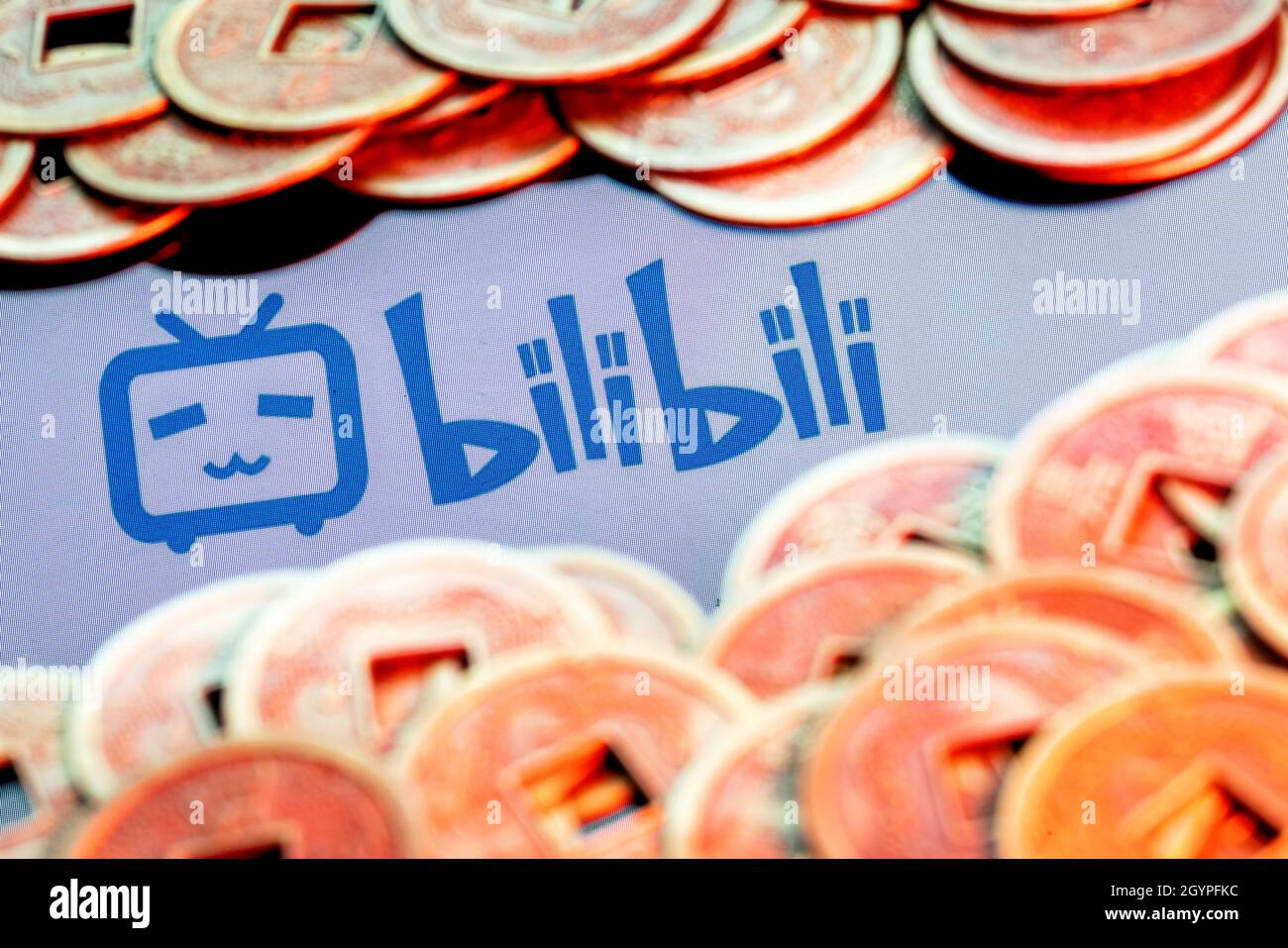 Bilibili-Logo, umgeben von verschwommenen feng-Shui-Münzen. Stockfoto