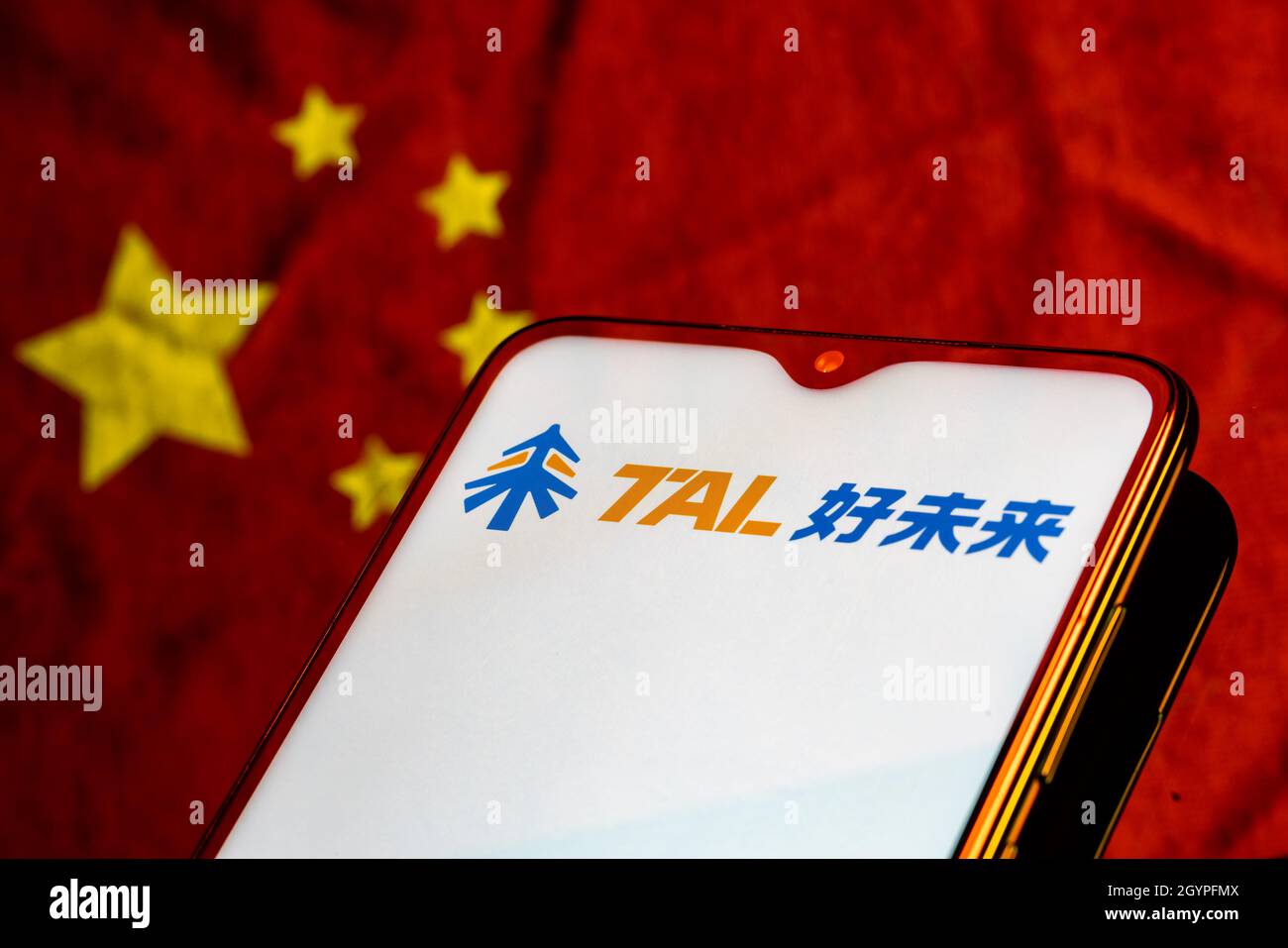 Smartphone mit dem Tal-Logo auf dem Hintergrund der chinesischen Flagge. Stockfoto