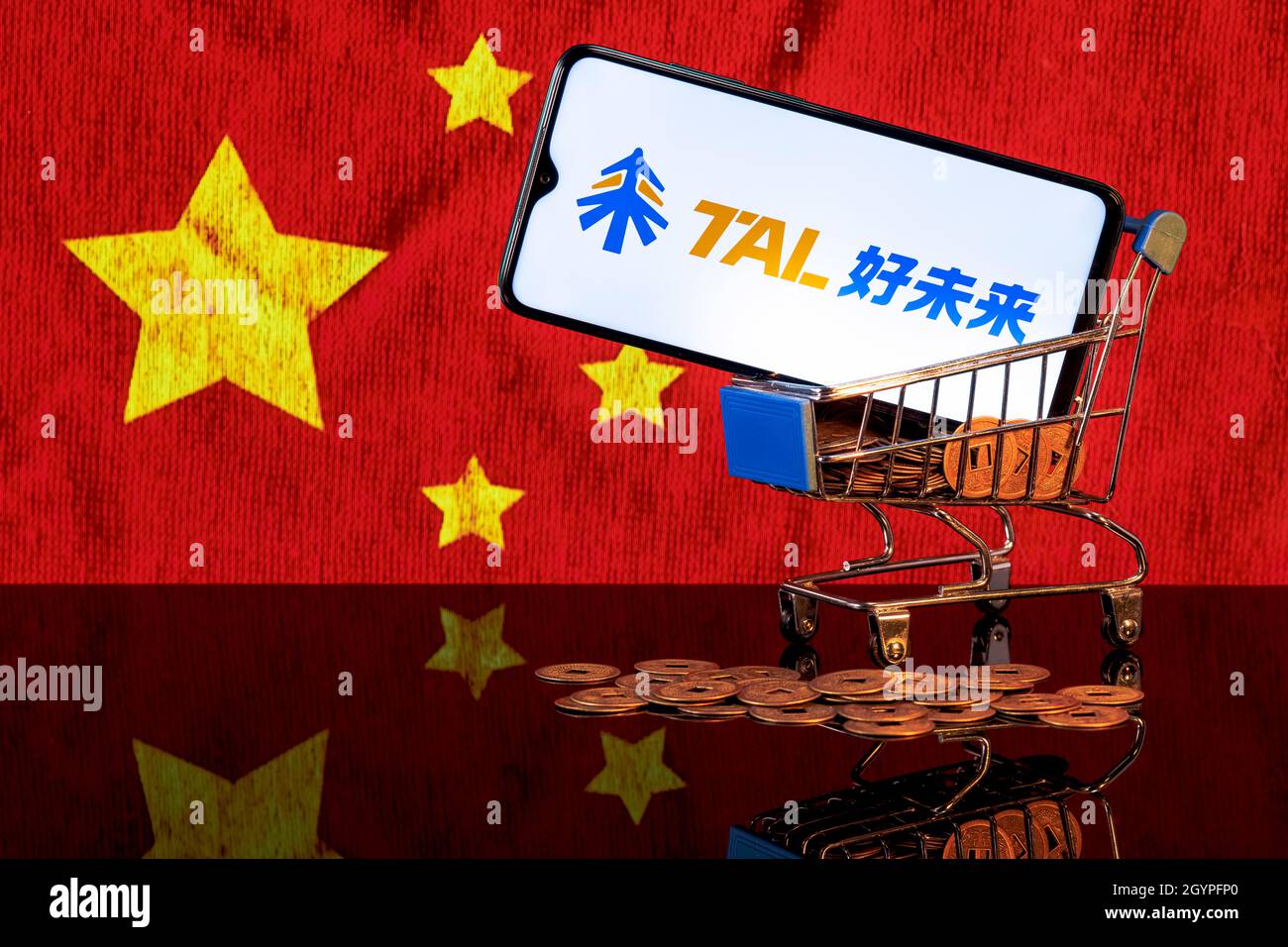 Ein Smartphone mit dem Tal-Logo im Lebensmittelkorb auf der chinesischen Flagge. Stockfoto