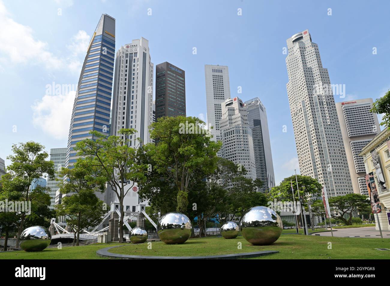 Wolkenkratzer von Bankinstituten im Finanzviertel des Raffles Place mit Blick auf das Gelände und die Kunstinstallation des Asian Civilizations Museum Stockfoto