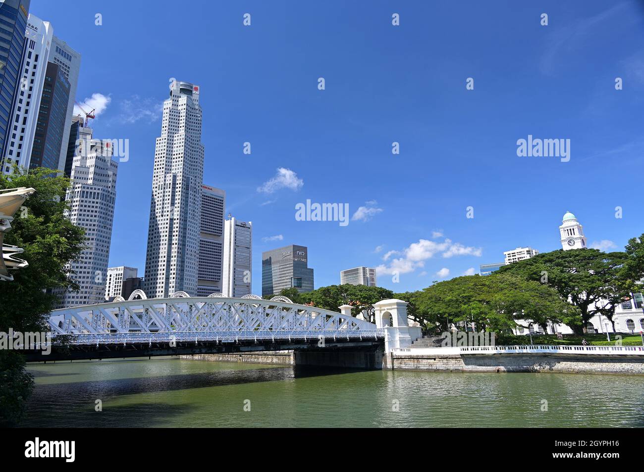 Anderson Bridge und der Singapore River. Das 1910 fertiggestellte Hotel dient derzeit als Fahrzeugbrücke, die die Finanz- und Kulturviertel verbindet Stockfoto