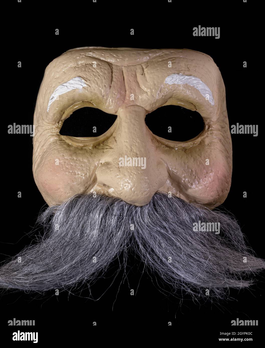 Moustached Old Man Maske Isoliert Auf Schwarzem Hintergrund Stockfoto