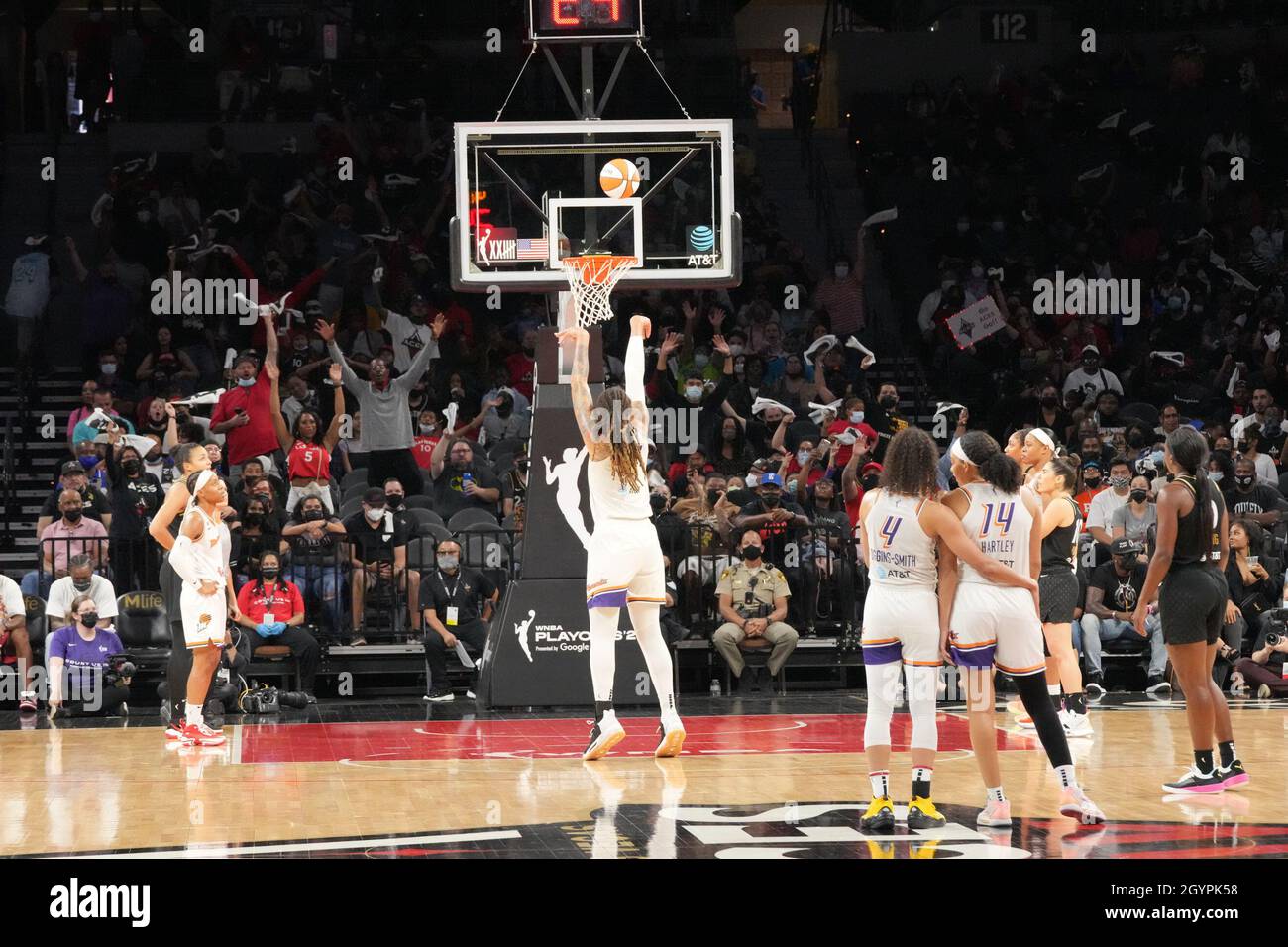 Las Vegas, USA. Okt. 2021. LAS VEGAS, NV - 8. OKTOBER: Das Phoenix Mercury Center Brittney Griner (42) versucht am 8. Oktober 2021 im Mandalay Bay Events Center in Paradise, USA, während des Spiels 5 des WNBA-Halbfinales zwischen den Las Vegas Aces und dem Phoenix Mercury einen Freiwurf gegen Phoenix Mercury zu schießen. (Foto von Louis Grasse/PxImages) Credit: Px Images/Alamy Live News Stockfoto