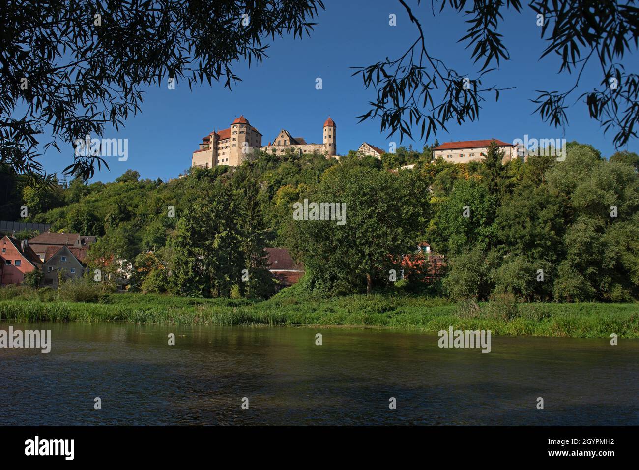 Die mittelalterliche Burg Harburg steht auf einem Felsen mit Blick auf die Stadt Harburg in Bayern Stockfoto