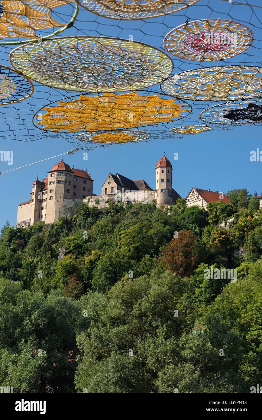 Mittelalterliche Burg Harburg, die auf einem Felsen mit Blick auf die Stadt Harburg in Bayern steht Stockfoto