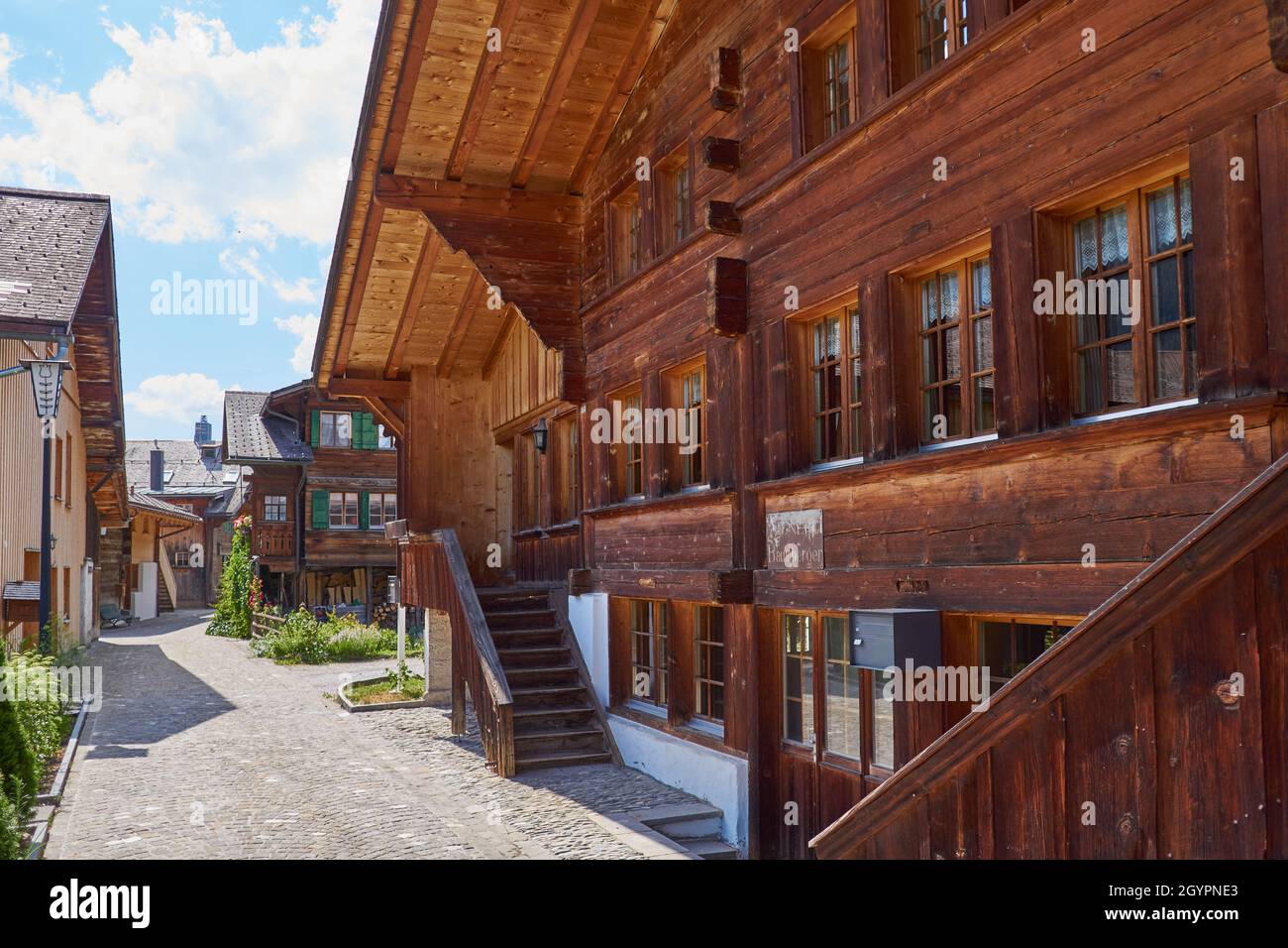 Idyllische alte Chalets in einer Hintergasse von Saanen, Berner Oberland, Schweiz Stockfoto