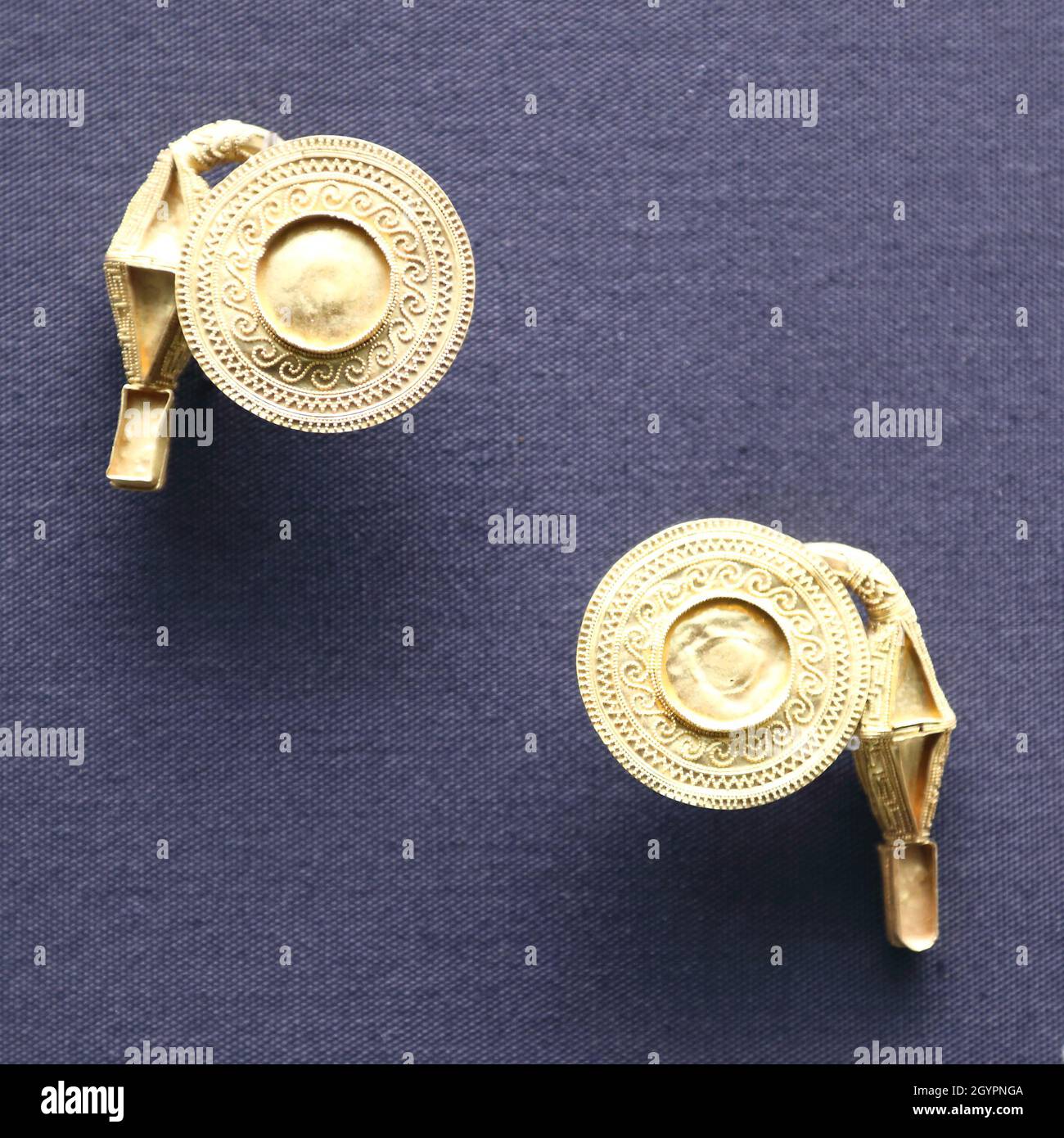 Ein Paar Ohrringe aus frühgriechischem Gold, ausgestellt im British Museum, London, Großbritannien Stockfoto