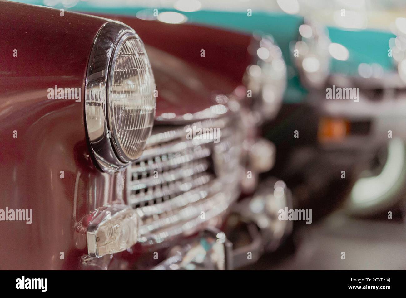 Classic Car Stoßstange Vorderansicht zu verschwommenem Hintergrund. Stockfoto