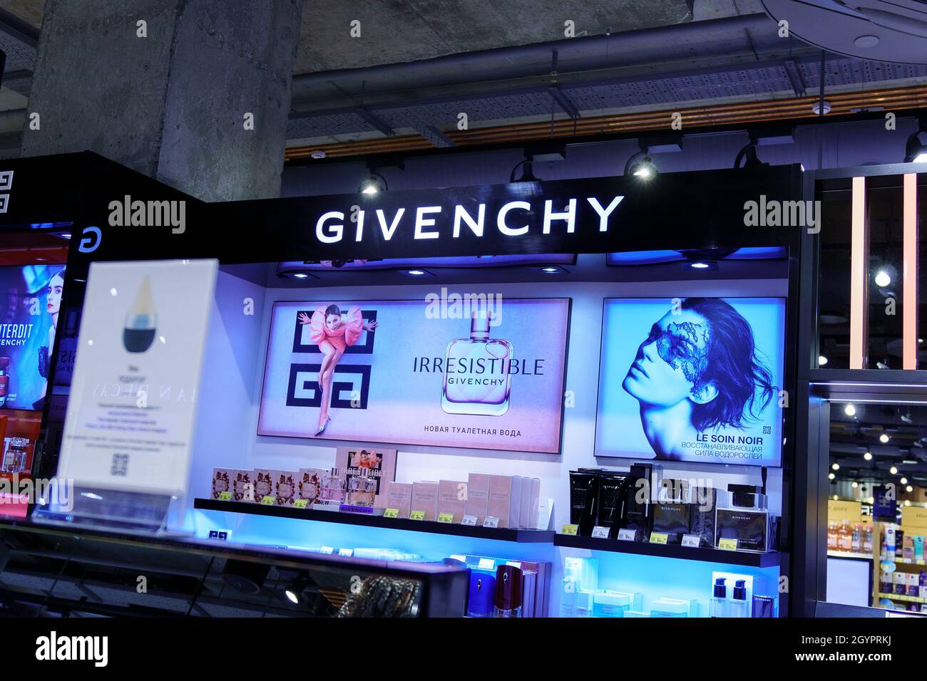 Wolgograd, Russland-16. September 2021: Givenchy-Logo im Einkaufszentrum. Givenchy ist ein französisches Luxusmode- und Parfümhaus. Stockfoto