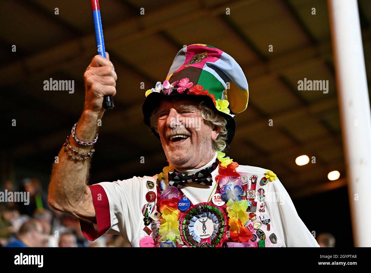 Twickenham, Großbritannien. Okt. 2021. Premiership Rugby. Harlequins V Bristol Bears. Der Stoop. Twickenham. Ein Fan von Harlekin. Kredit: Sport In Bildern/Alamy Live Nachrichten Stockfoto