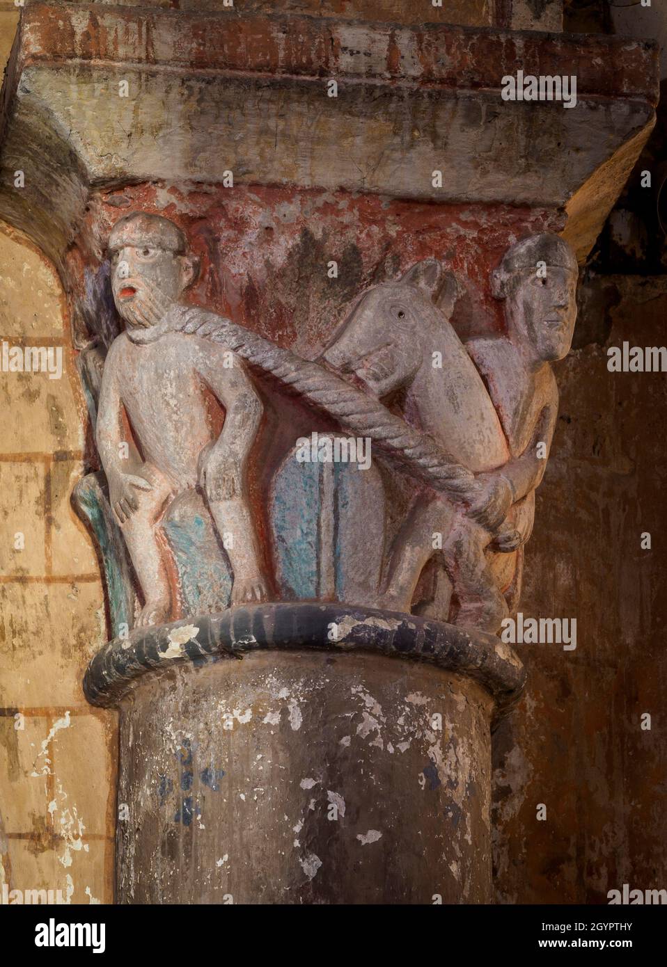 Corded Affe, romanische Hauptstadt, Kirche Saint-Étienne de Maringues, Maringues, Auvergne, Frankreich. Stockfoto
