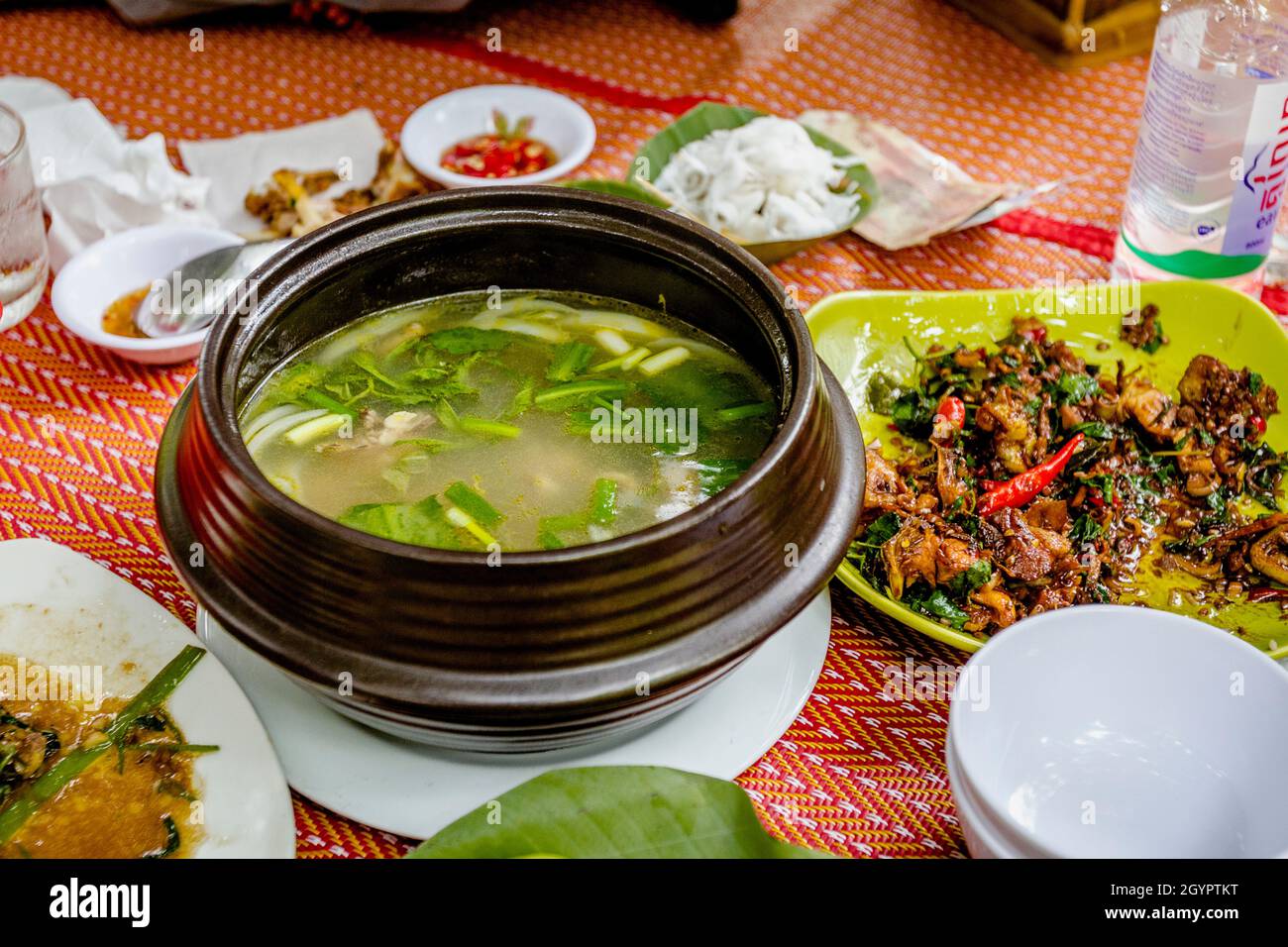 Gemeinsames Khmer-Essen im kambodschanischen Restaurant in der Nähe von Angkor Wat. Stockfoto