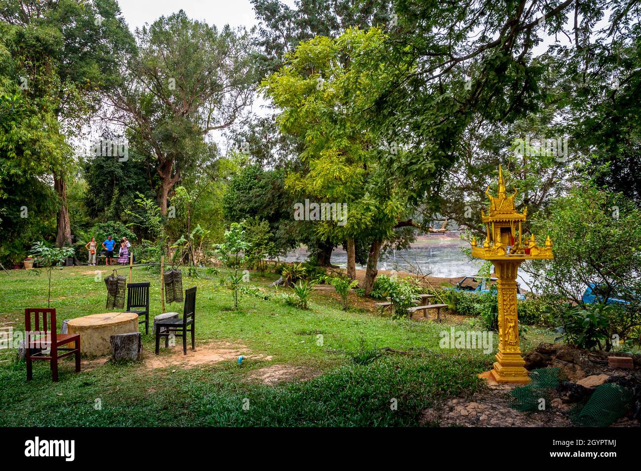 In diesem Restaurant in Khmer in der Nähe von Angkor Wat gibt es einen Einzeltisch mit Stühlen, der von den anderen Essbereichen entfernt ist. Stockfoto