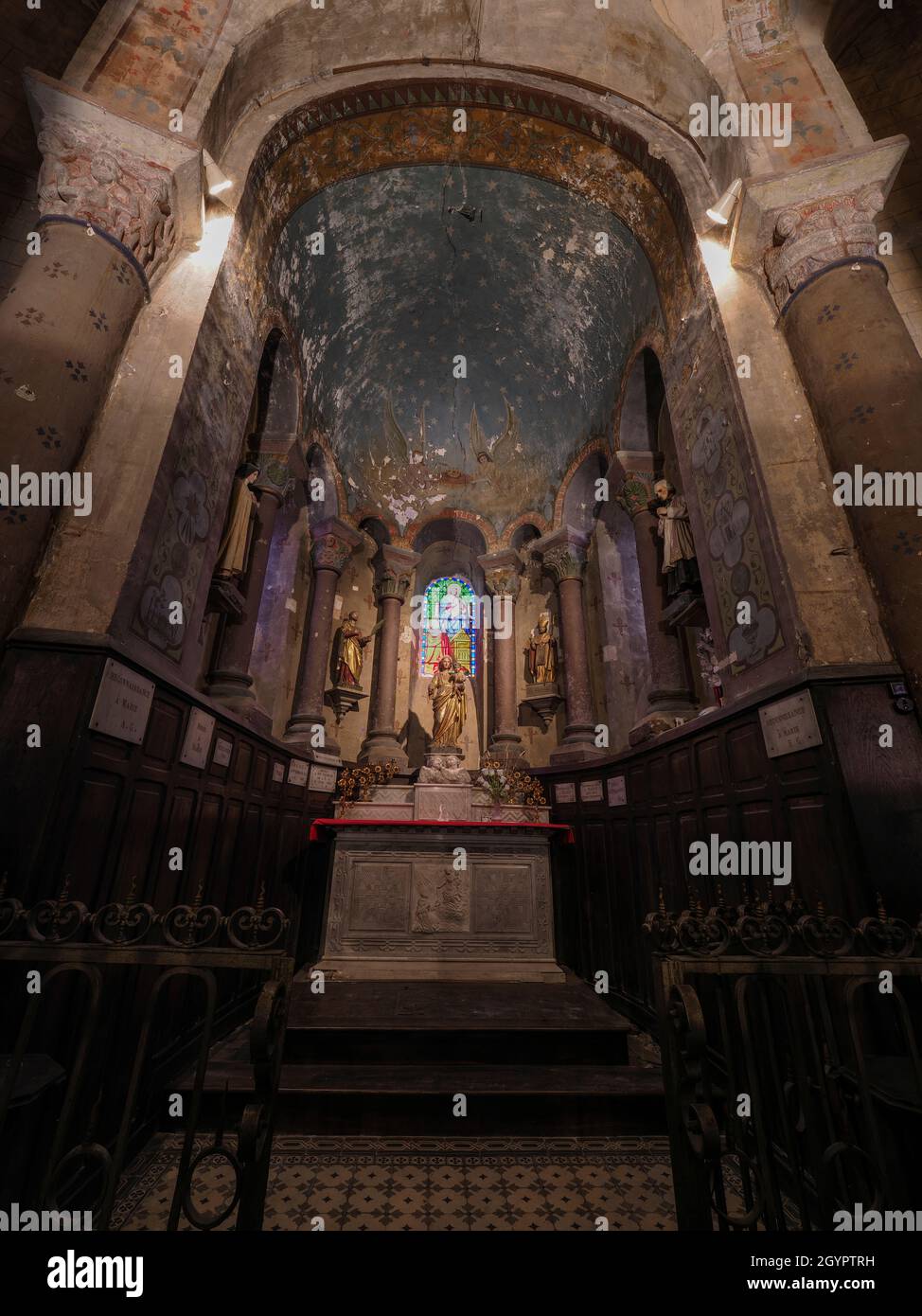 Allgemeine Innenansicht der Kirche Saint-Étienne de Maringues, Maringues, Auvergne, Frankreich. Stockfoto
