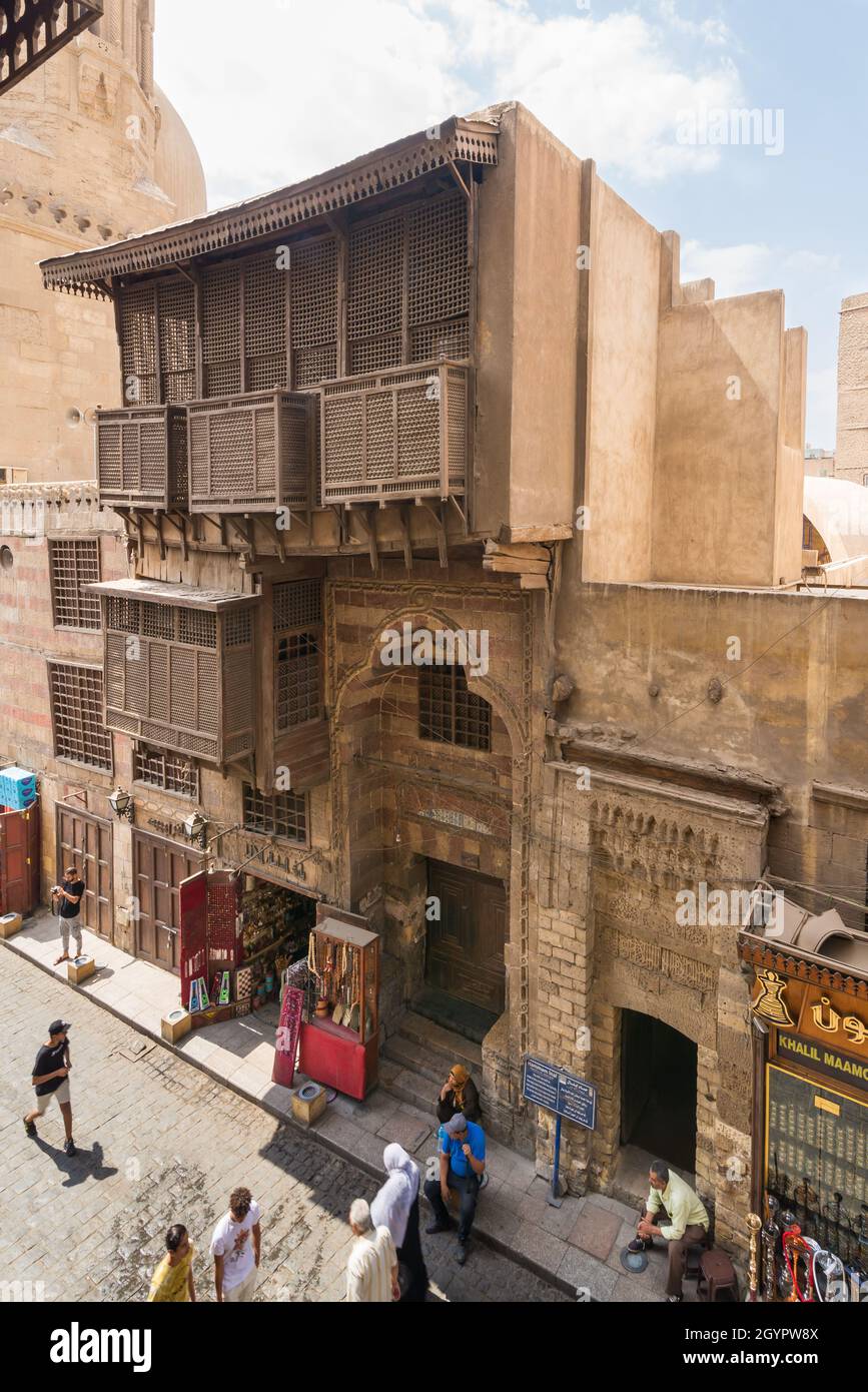 Kairo, Ägypten - 25 2021. September: Fassade der Moschee der Ayyubid-Ära und der Schule des Sultans Al Kamel, Muizz Street, Gamalia District Stockfoto